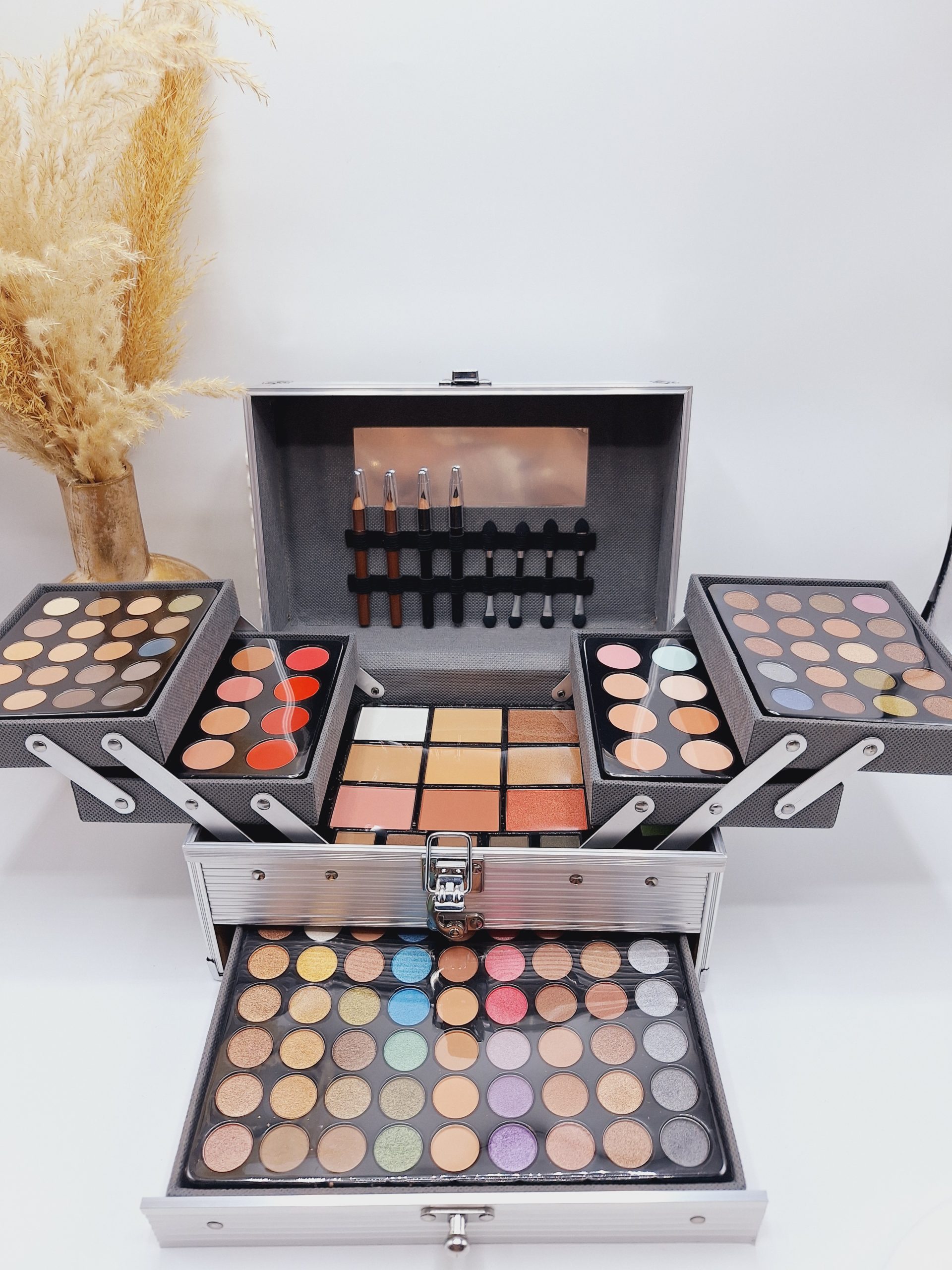 چمدان آرایشی مناسب استفاده هنرجویان میکاپ یا جهيزيه