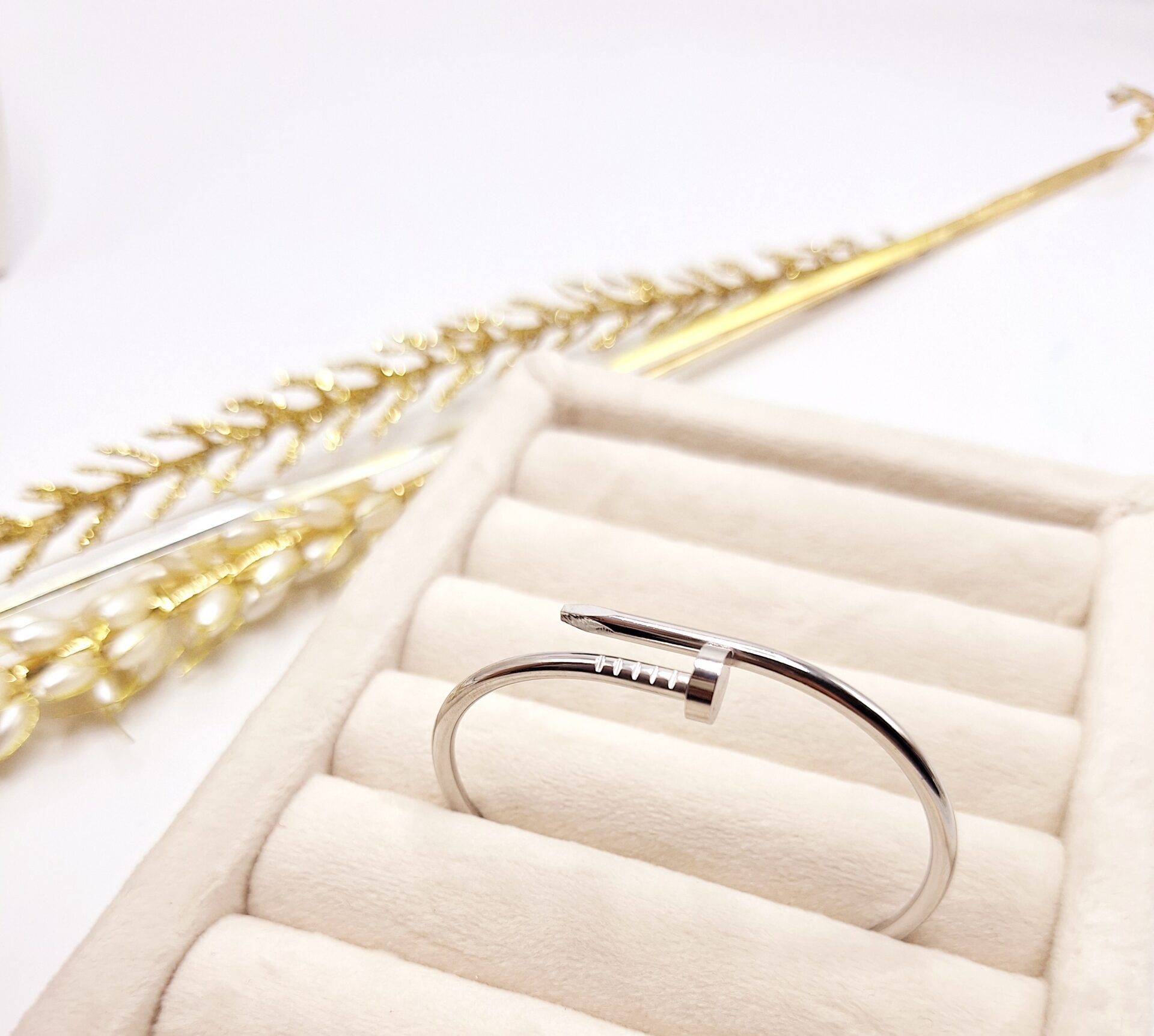 دستبند پرطرفدار میخی نقره ای