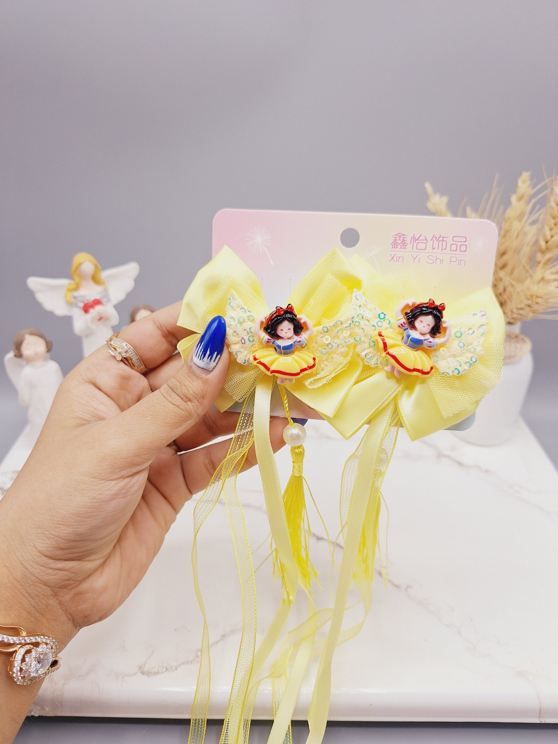 ست 2 تایی گیره مو پاپیونی طرح دختران پرنسسی همراه با آویز نواری و نگین دار