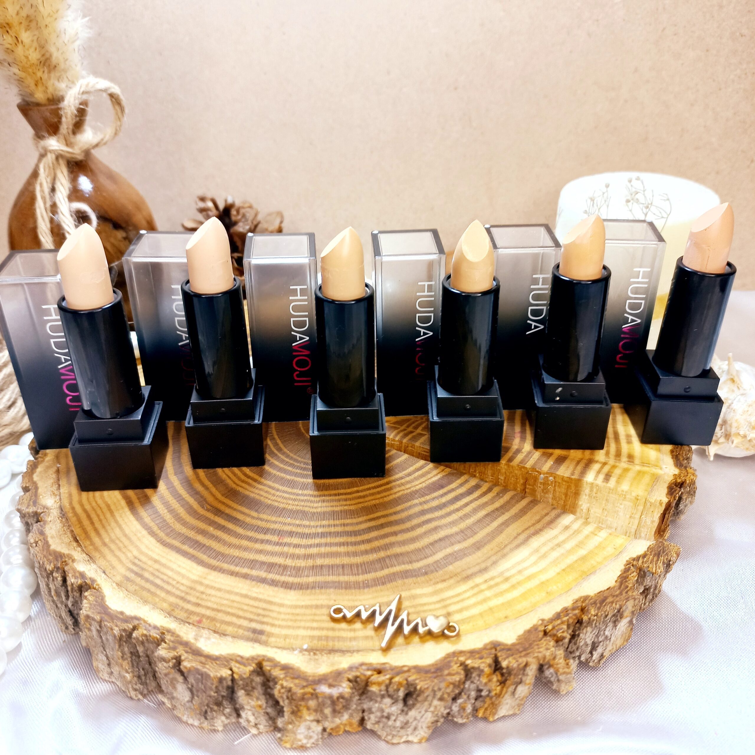 کانسیلر جامد طرح رژ هدا موجی 
6 رنگ مختلف