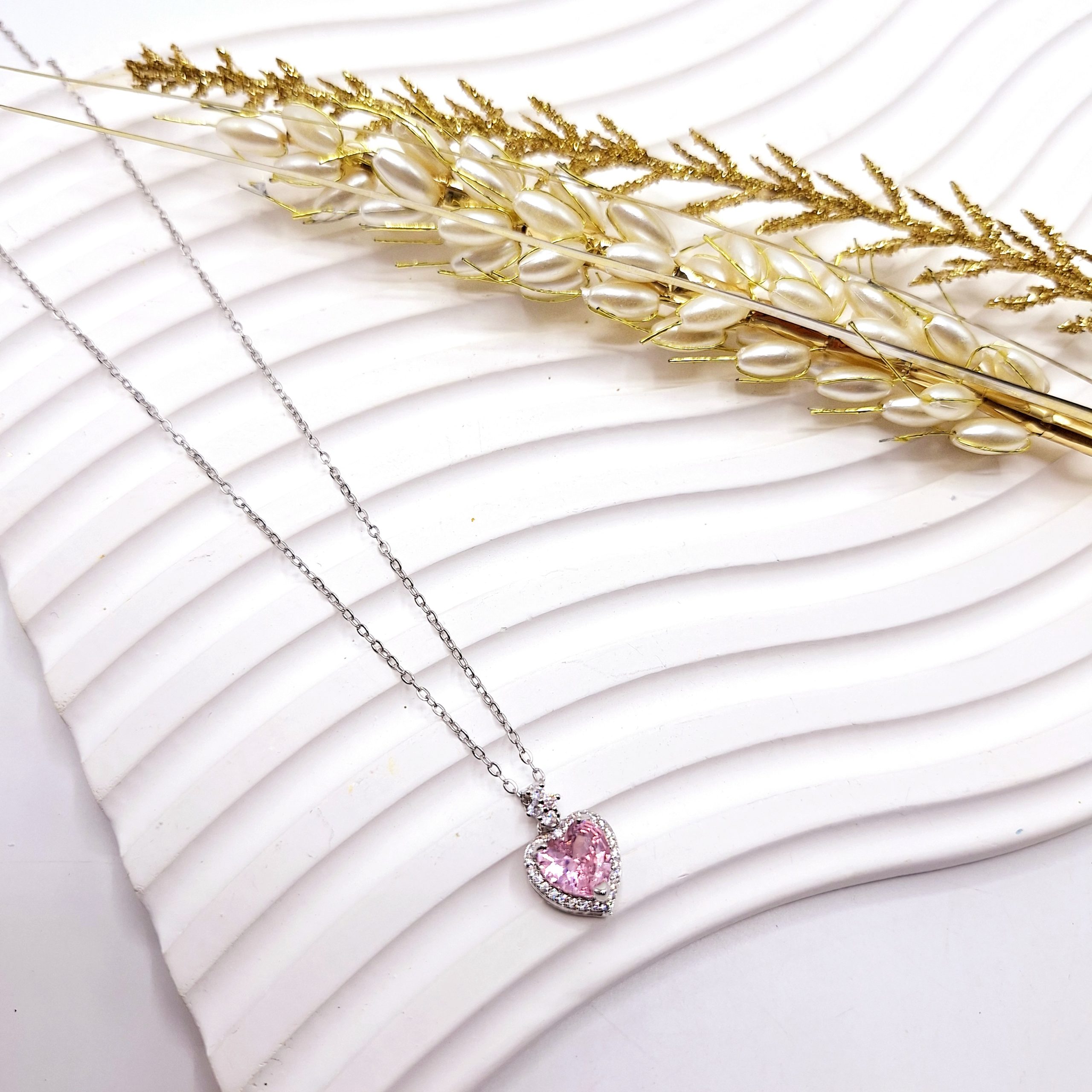 گردنبند مینمال قلب صورتی دور نگین