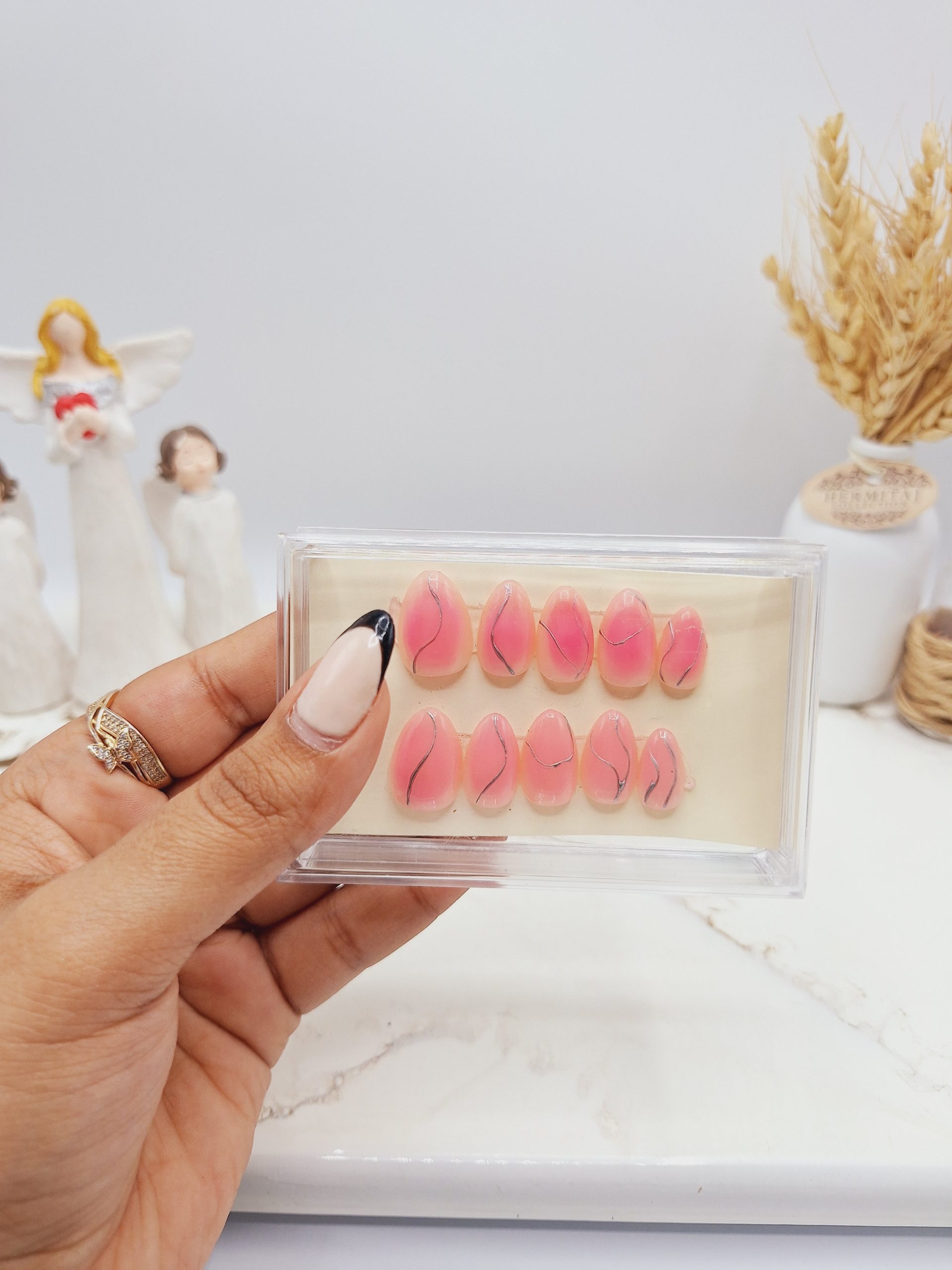 ناخن مصنوعی با مواد کاشت مدل آمبره خطی رنگ صورتی (به همراه پک اختصاصی)