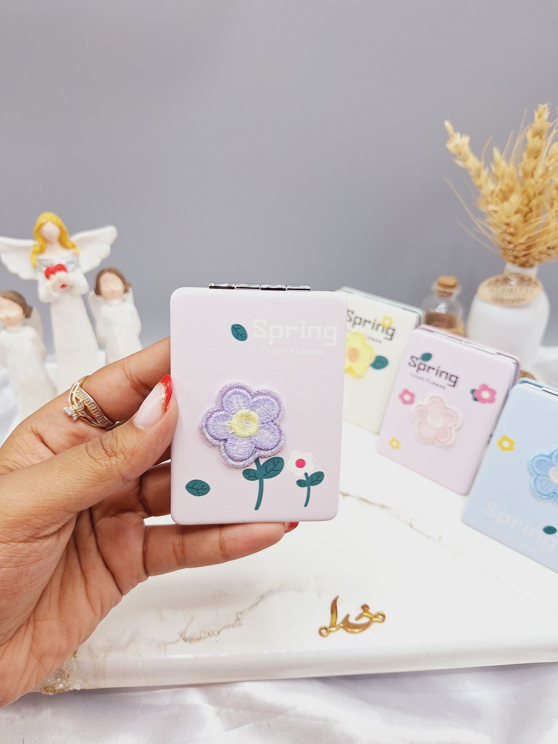 آینه آرایشی مدل مستطیل طرح گل گلدوزی شده