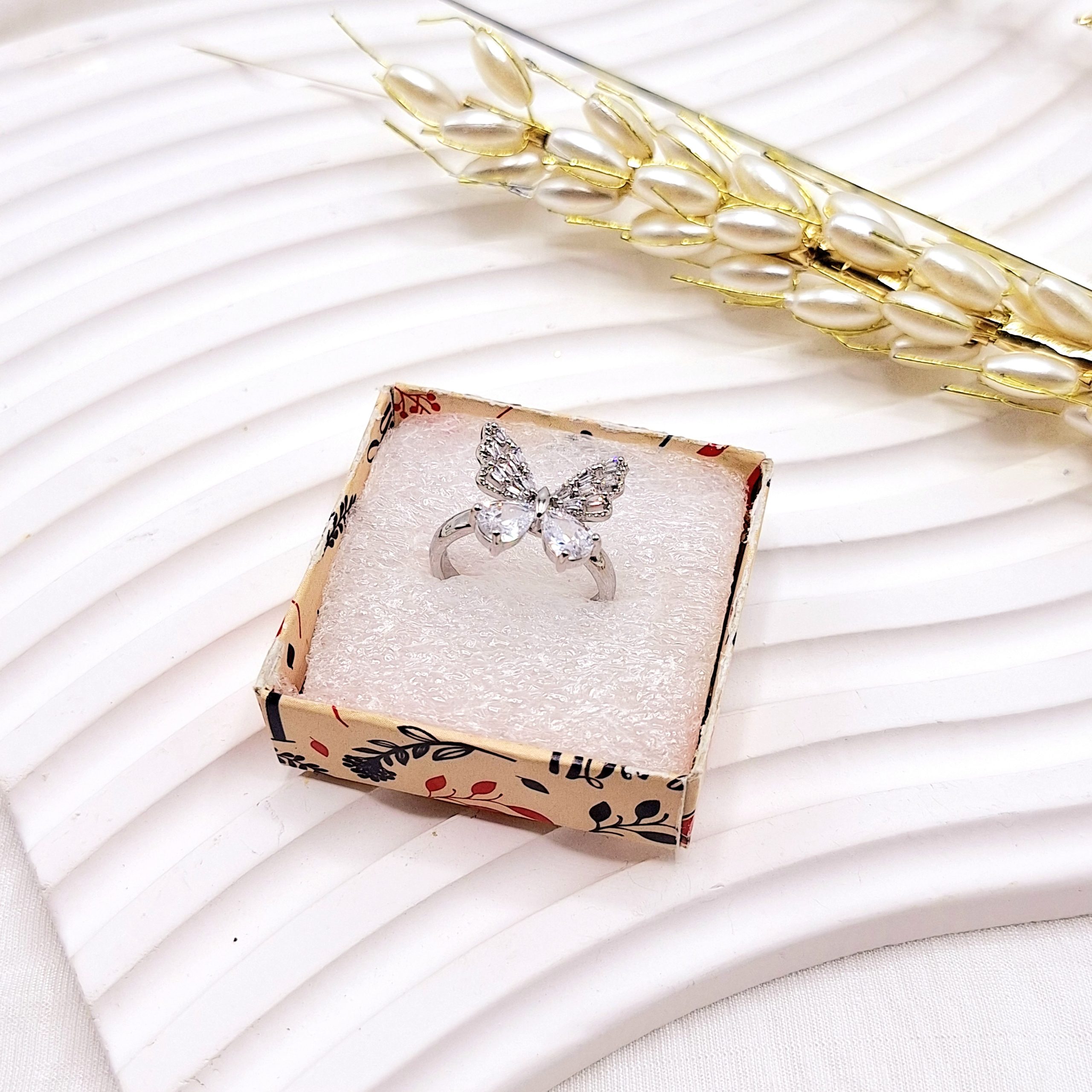 انگشتر پینترستی طرح پروانه ای کریستالی