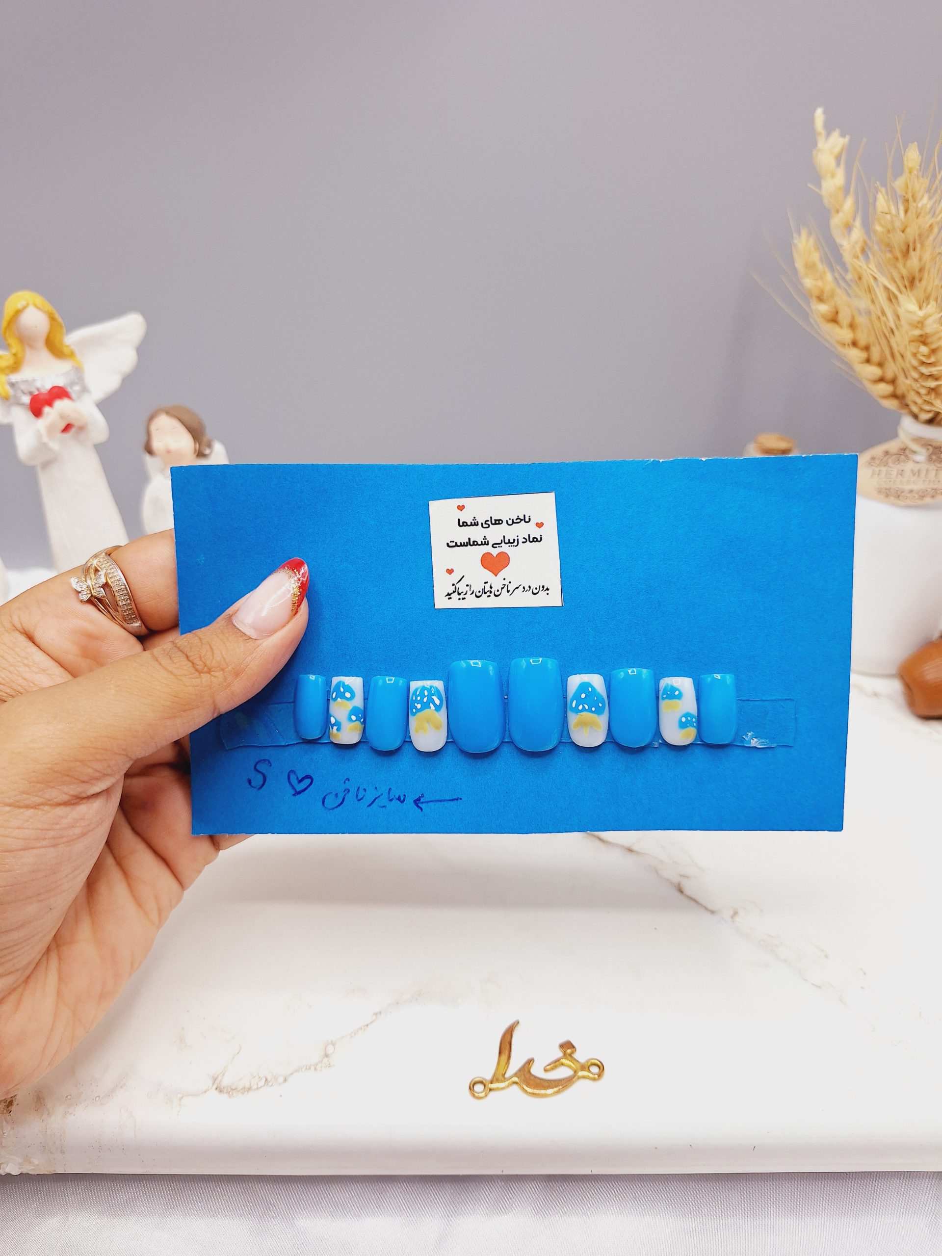 ناخن مصنوعی با مواد کاشت درجه 1 رنگ آبی و سفید طرح توت فرنگی