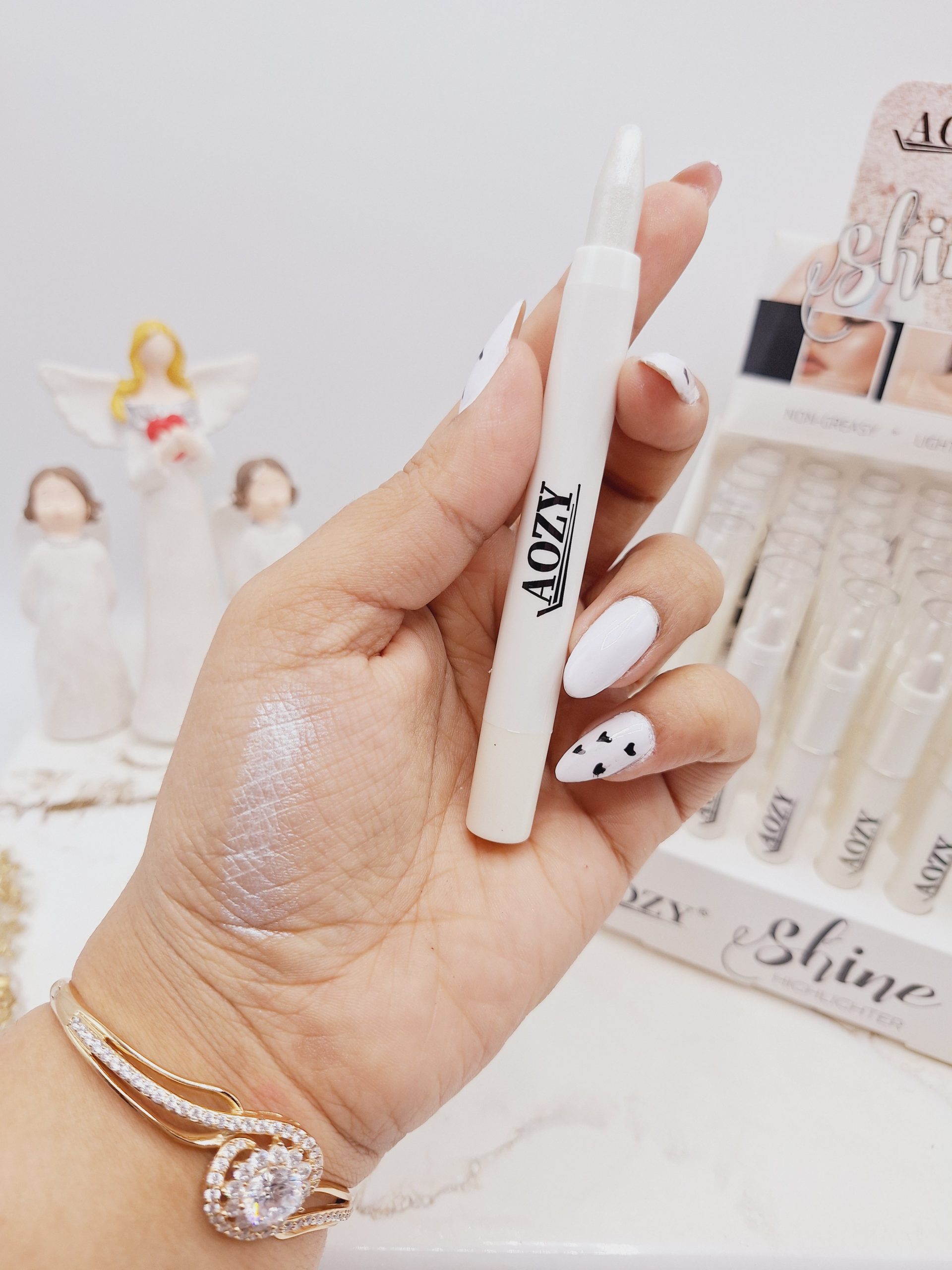 مداد چشم شمعی پیچی رنگ سفید برند AOZY کد 010