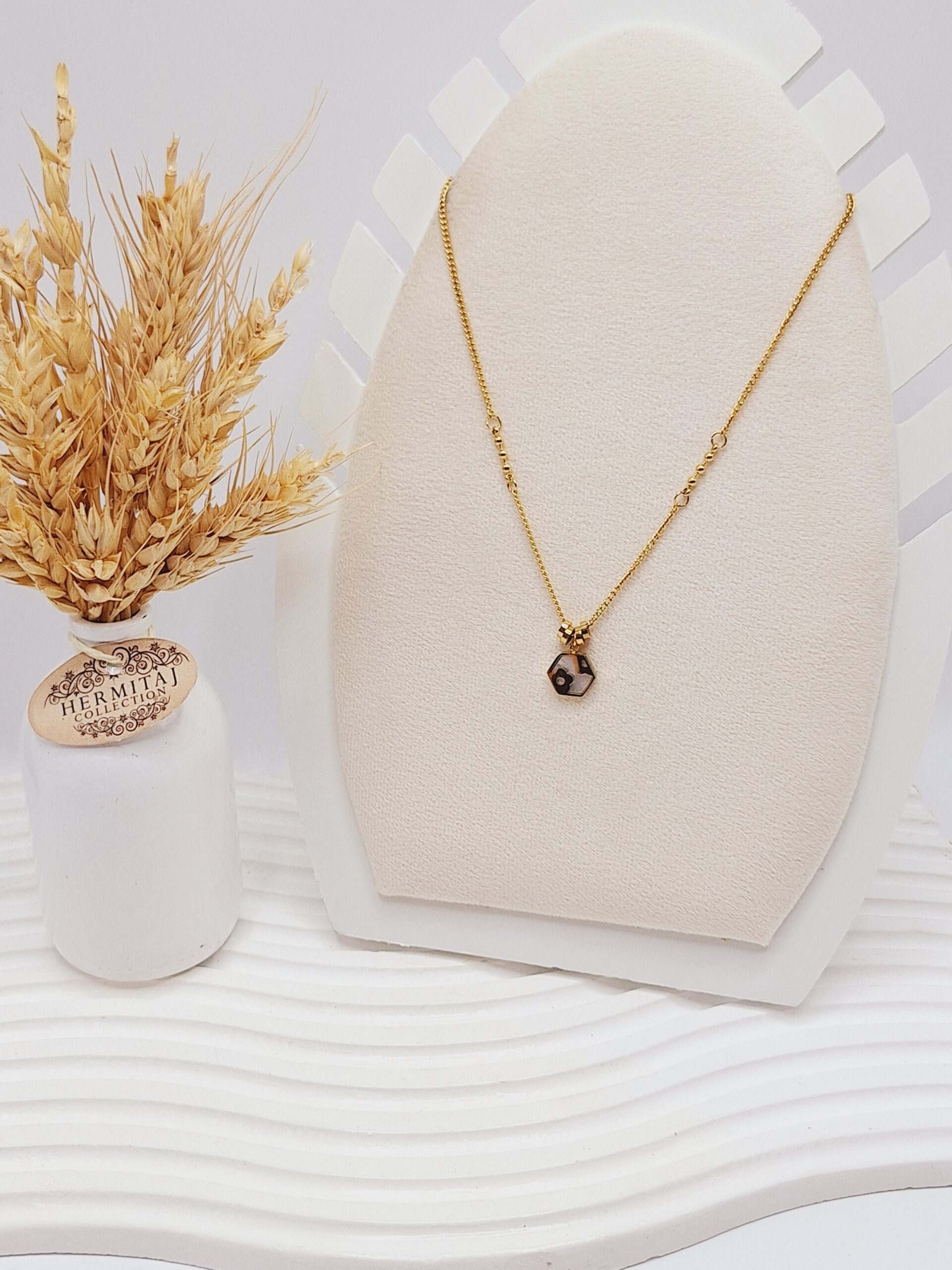 گردنبند زنجیری طرح چند ضلعی گل طلایی