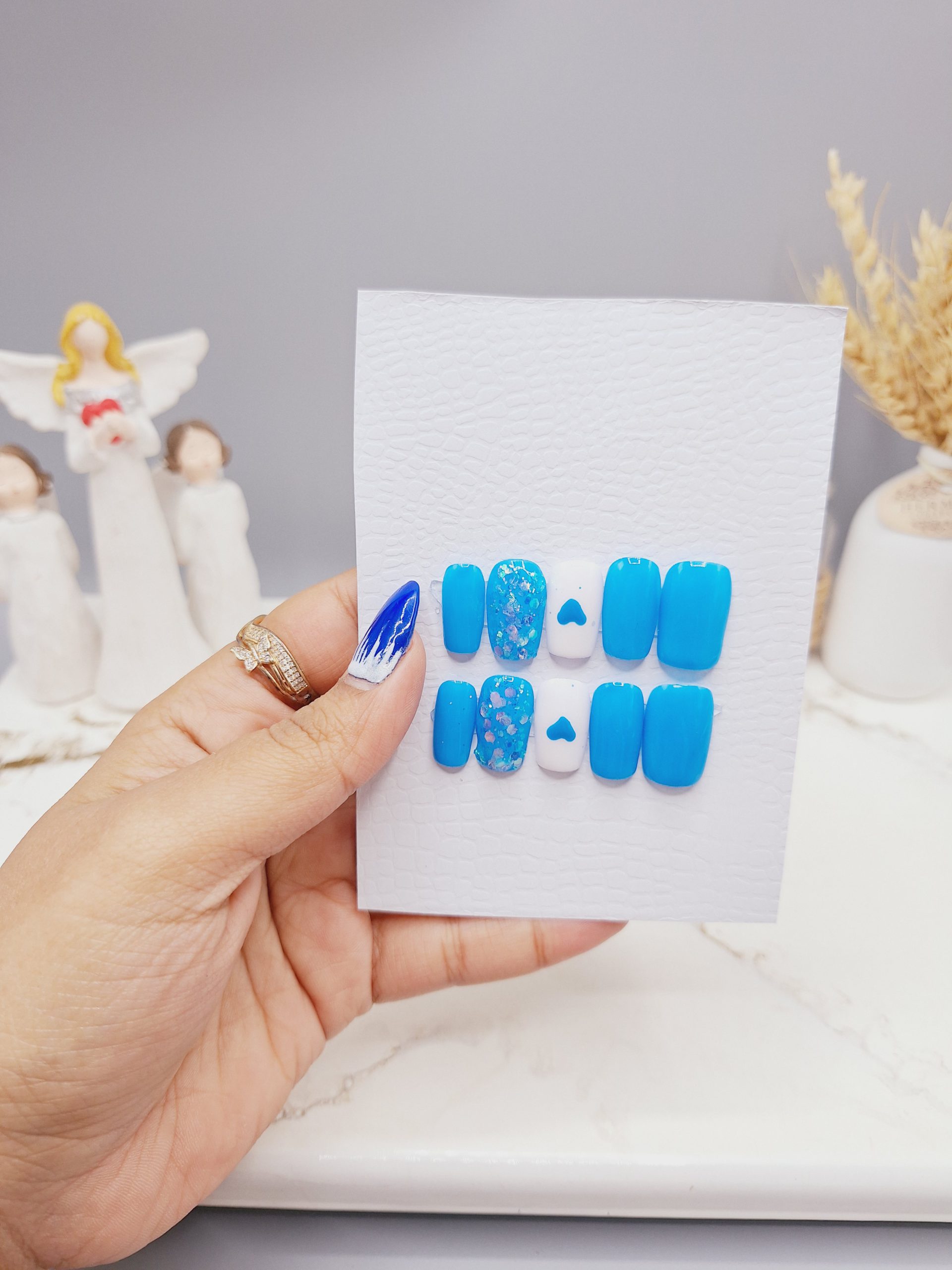 ناخن مصنوعی با مواد کاشت درجه ۱ طرح آبی پولکی (به همراه پک اختصاصی)