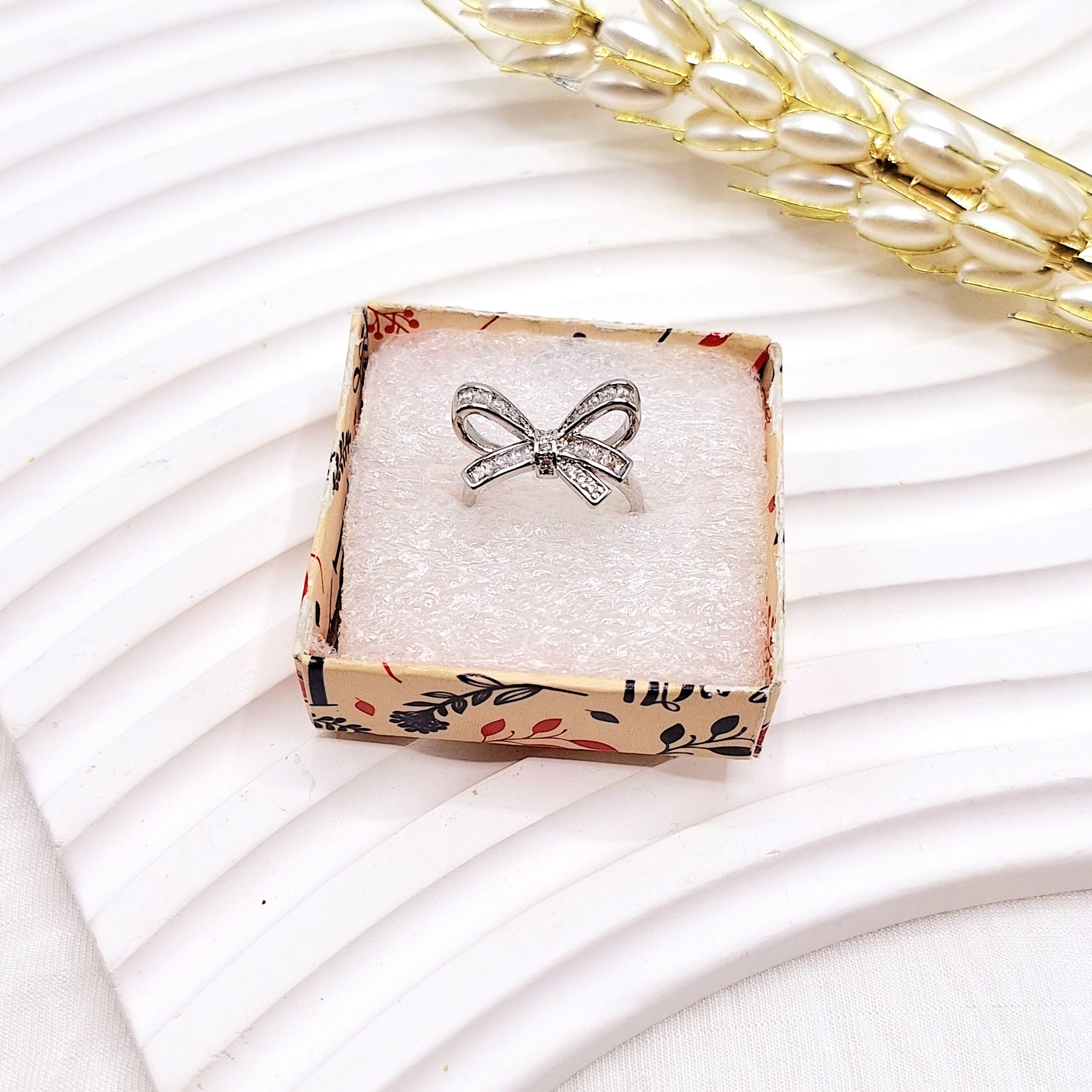 انگشتر پینترستی طرح پاپیون نگین دار