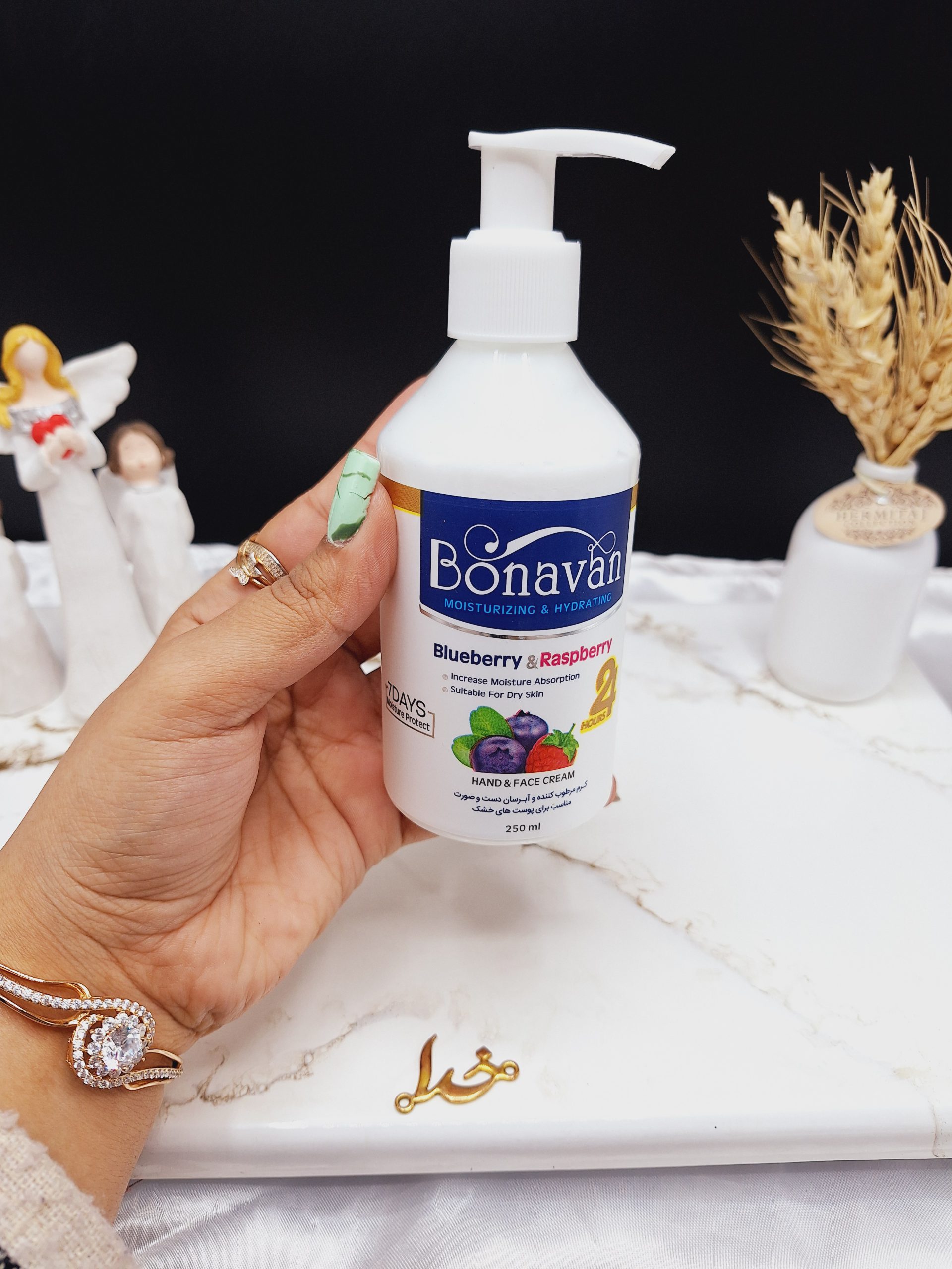 کرم مرطوب کننده پمپی دست و صورت رایحه بلوبری و تمشک برند بناوان BONAVAN