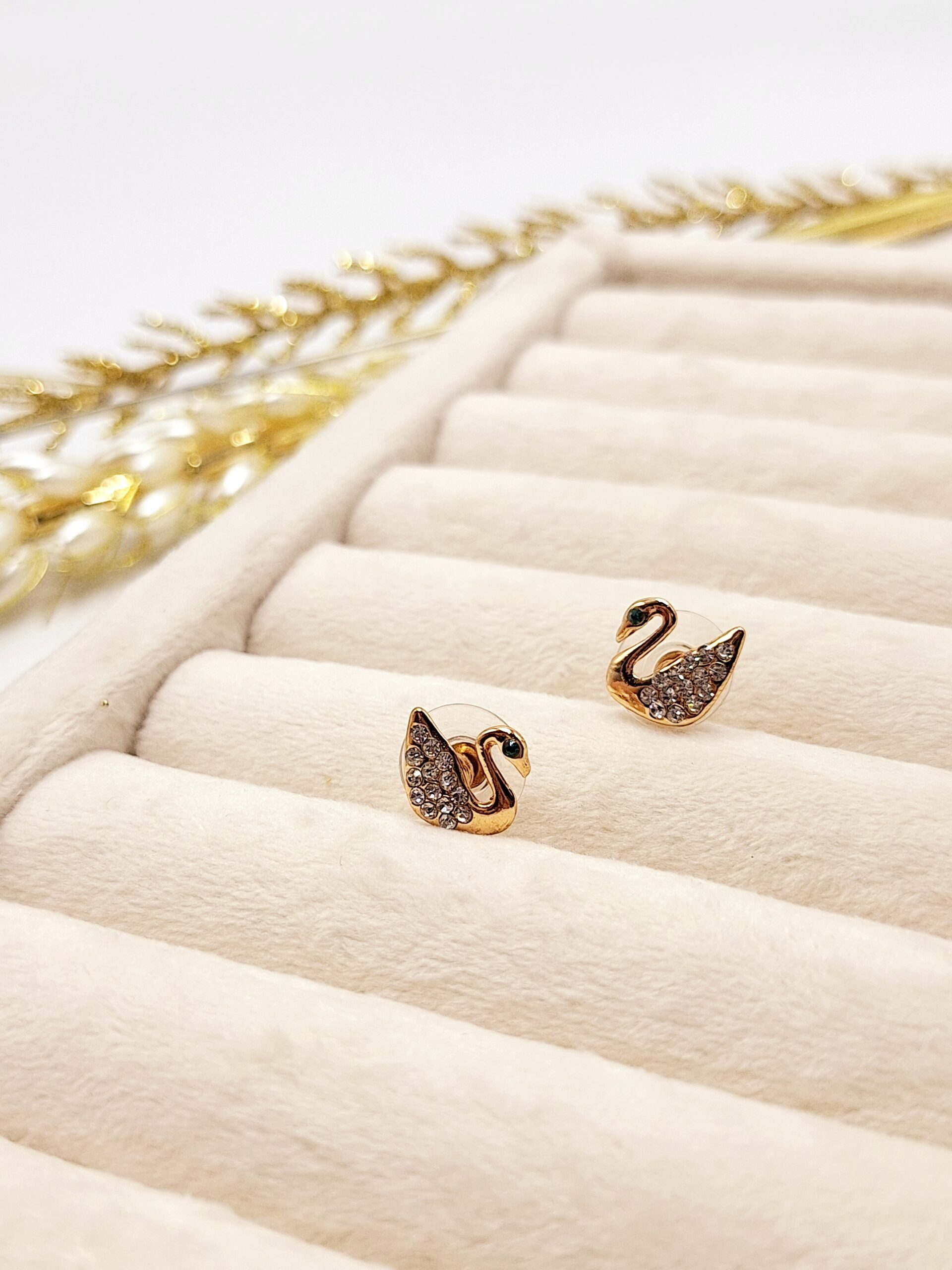 گوشواره میخی نگینی طرح قو برند ژوپینگ