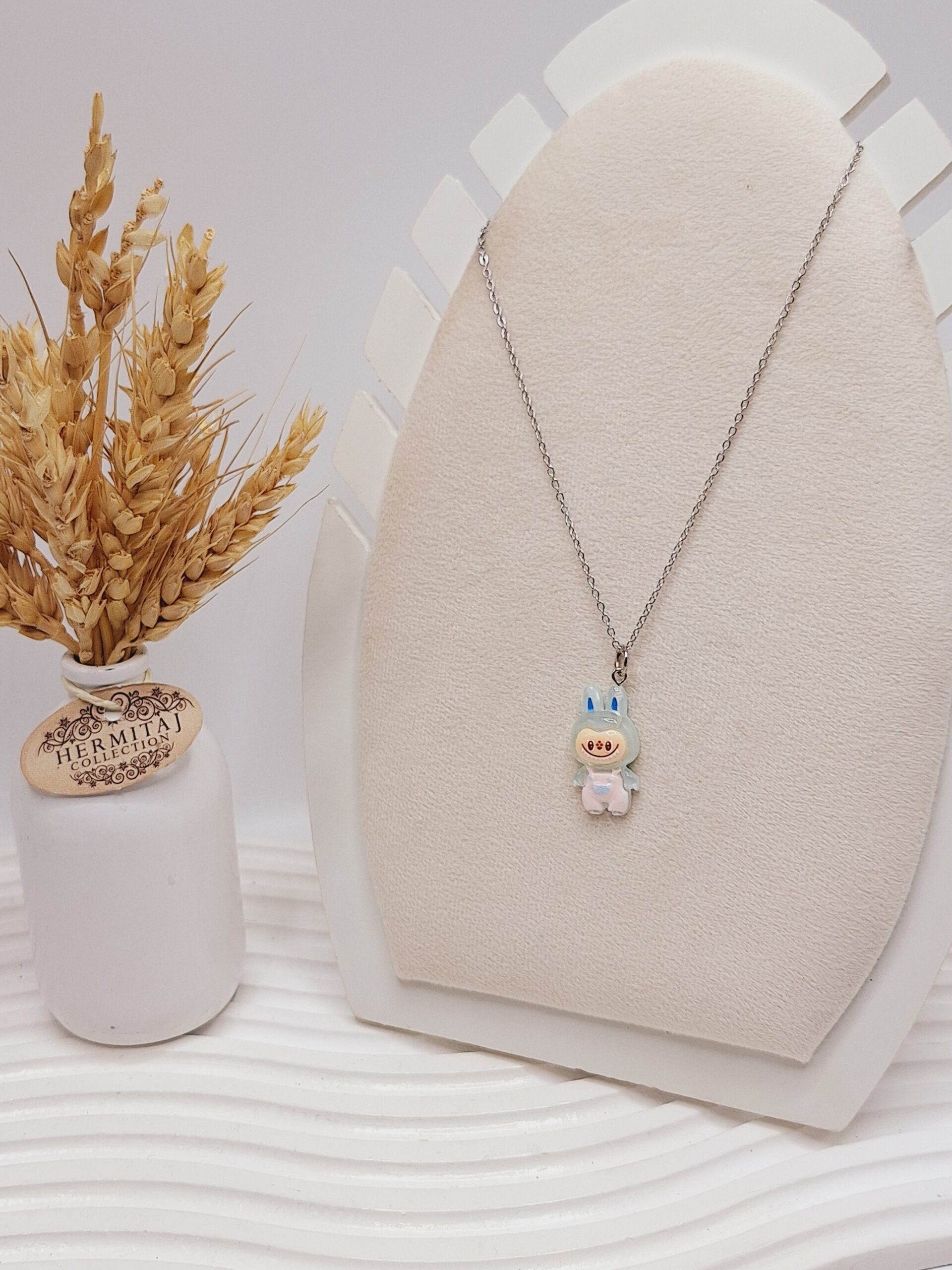 گردنبند لبوبو شب تاب (سفید و آبی)