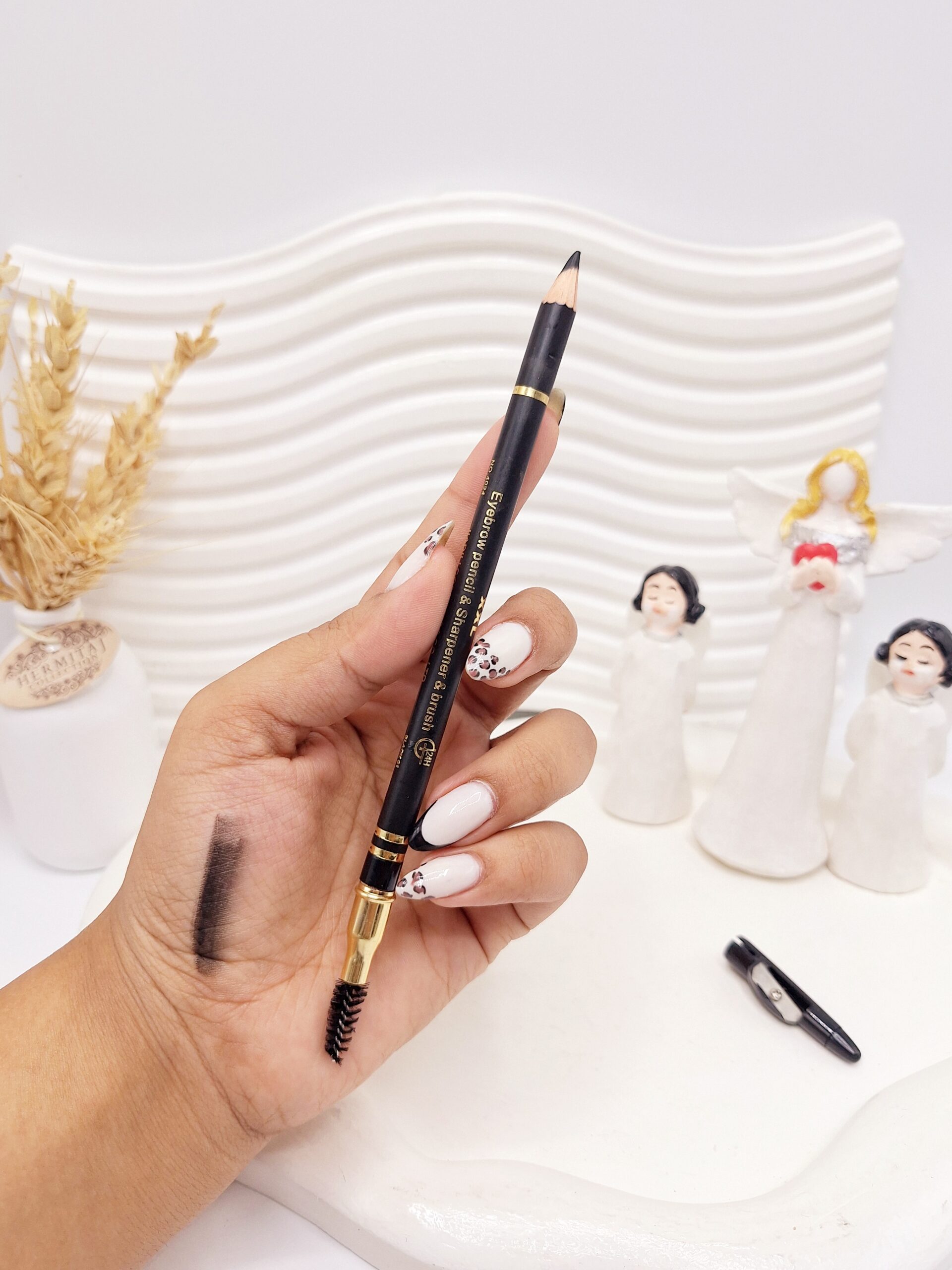 مداد چشم و ابرو مشکی فرچه دار به همراه تراش مدل XXL