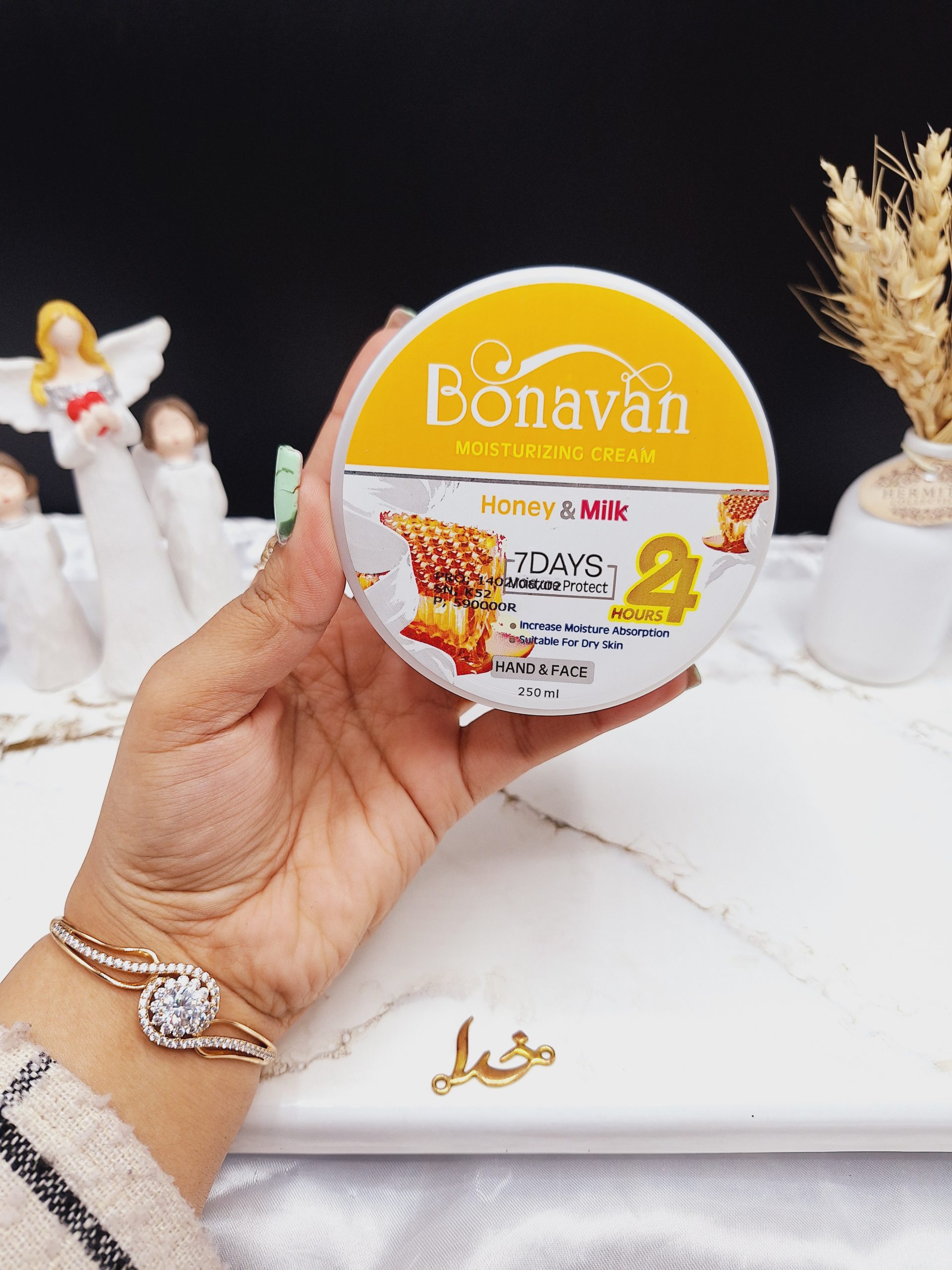 کرم مرطوب کننده کاسه ای دست و صورت رایحه شیر عسل برند بناوان BONAVAN