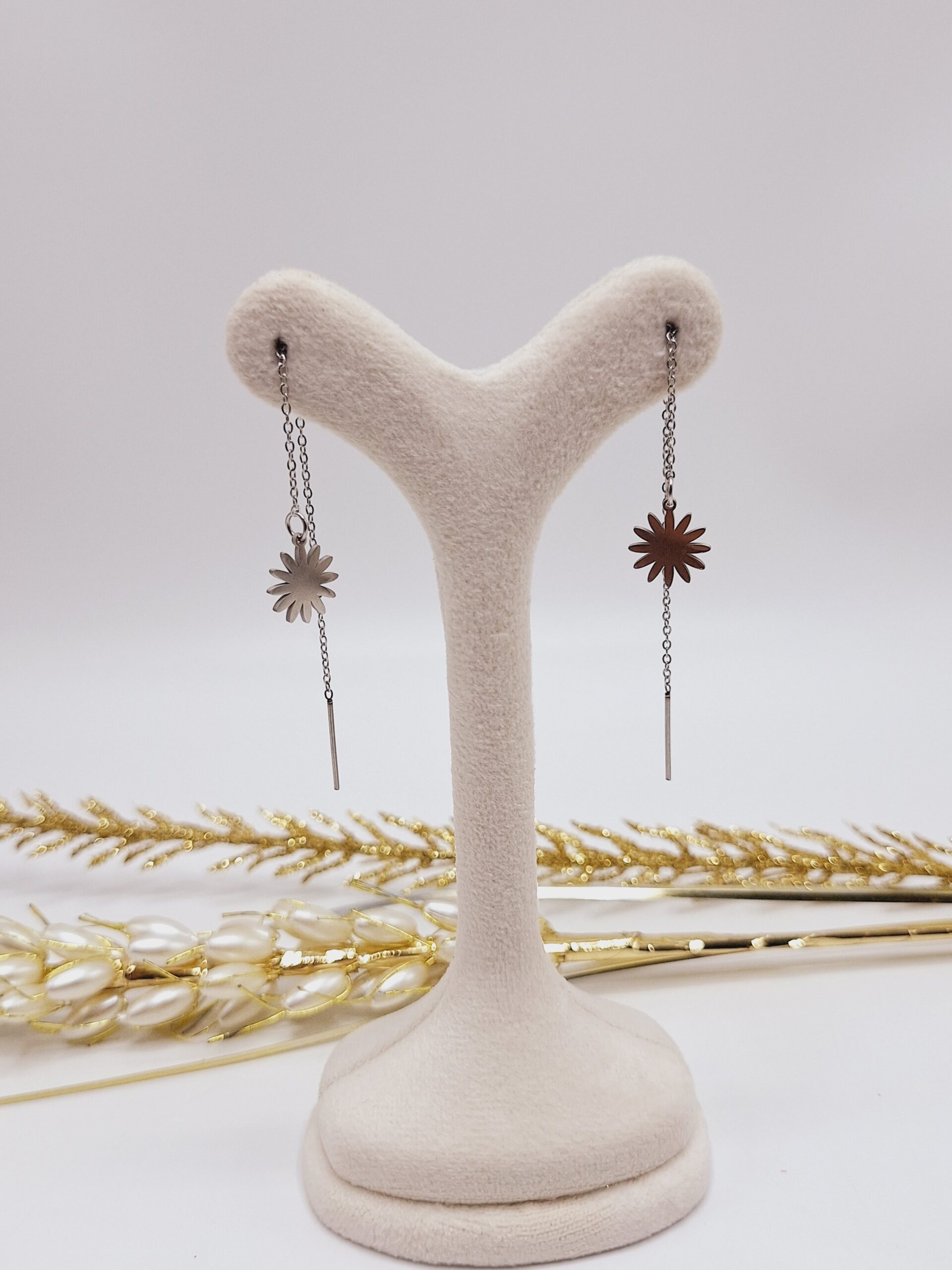 گوشواره بخیه ای طرح گل نقره ای