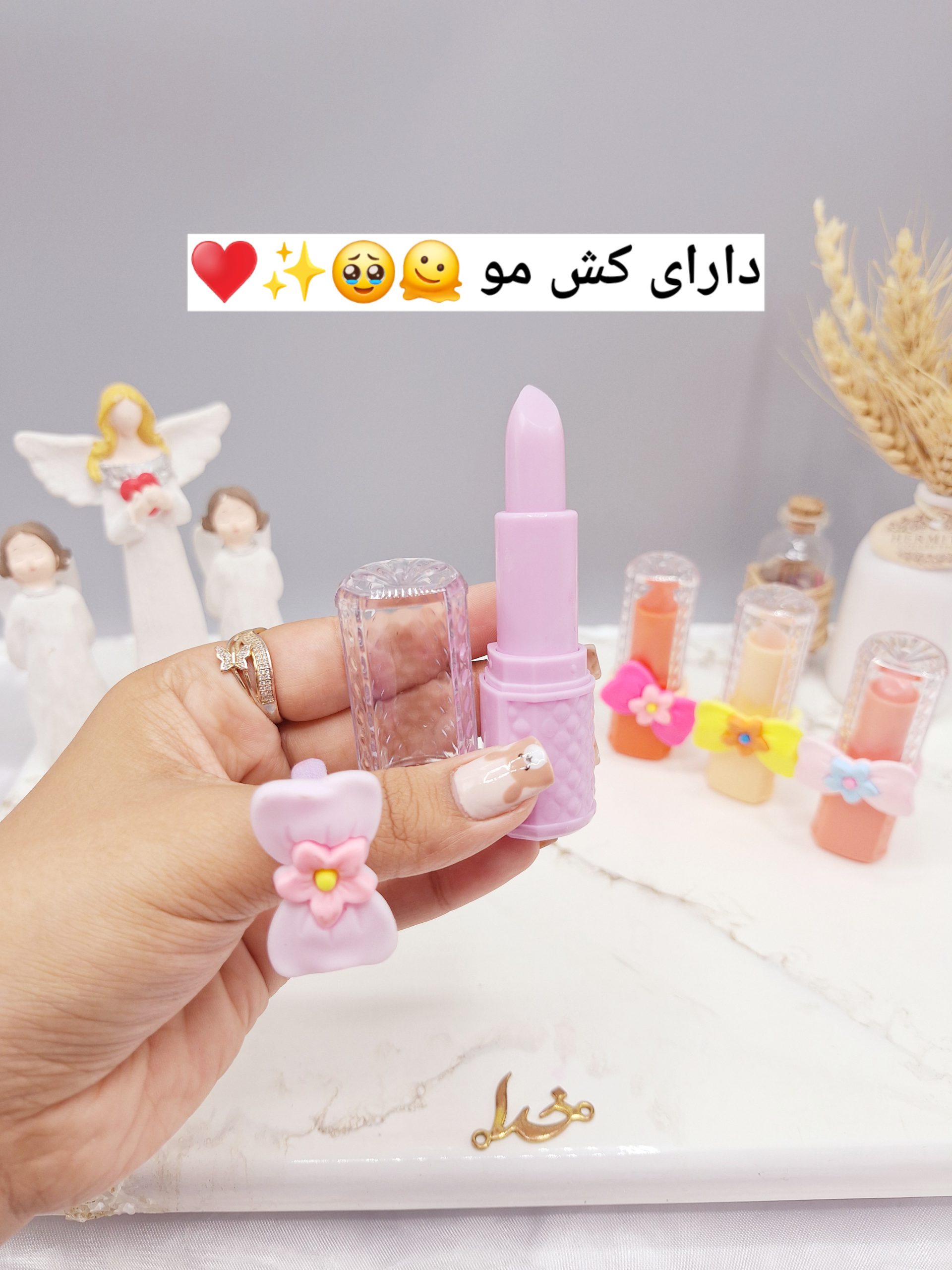 بالم لب رنگی طرح کش مو گل دار برند  ‏HUDA MATTE ME‏ کدHM_2011