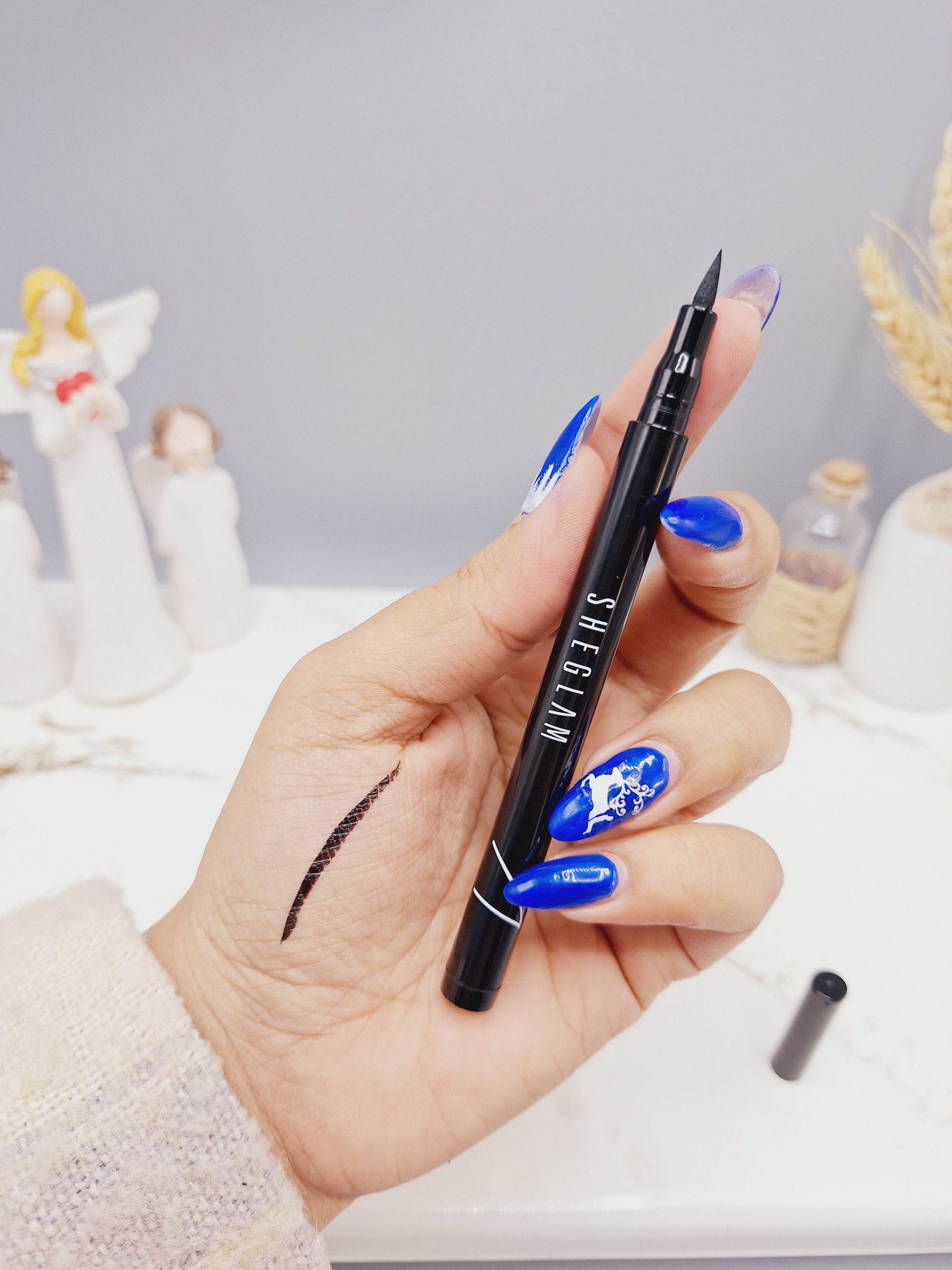 خط چشم مشکی ماژیکی برند شیگلم SHEGLAM