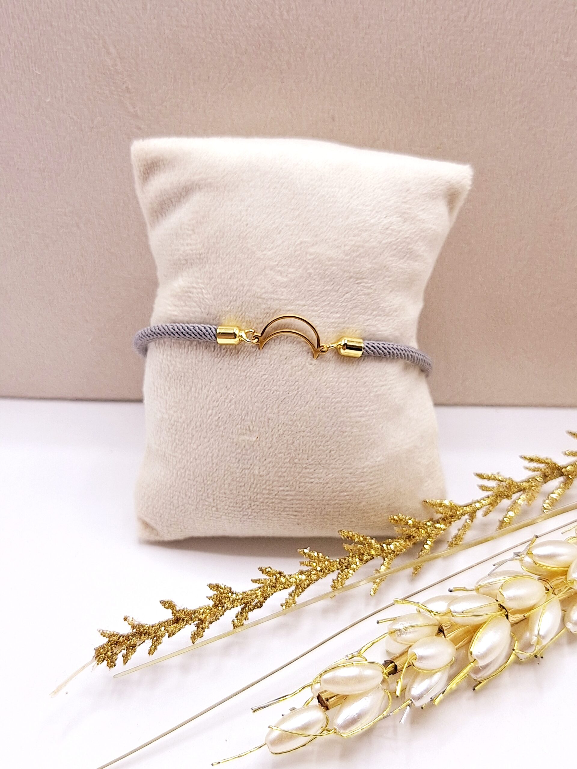 دستبند بافت طرح ماه تو خالی