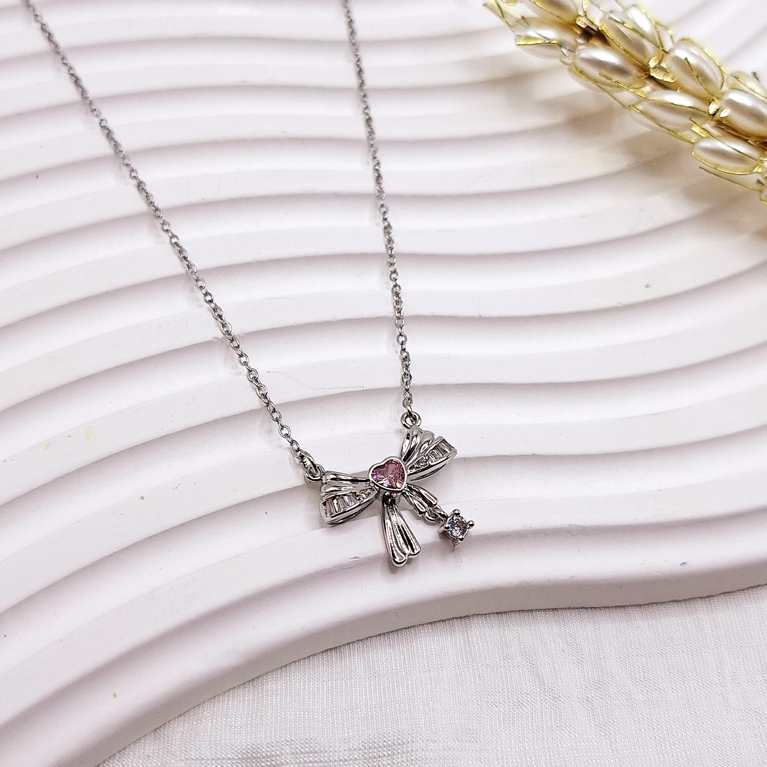 گردنبند پینترسنتی پاپیون قلب صورتی