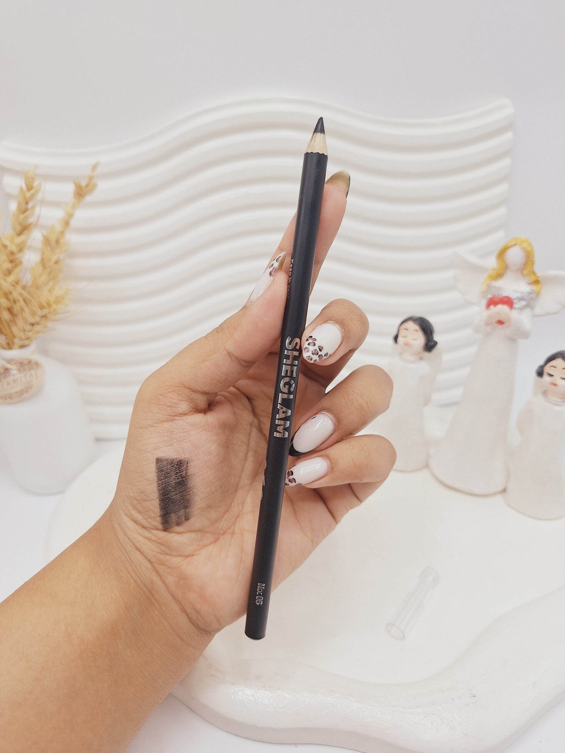 مداد چشم مشکی برند شیگلم SHEGLAM