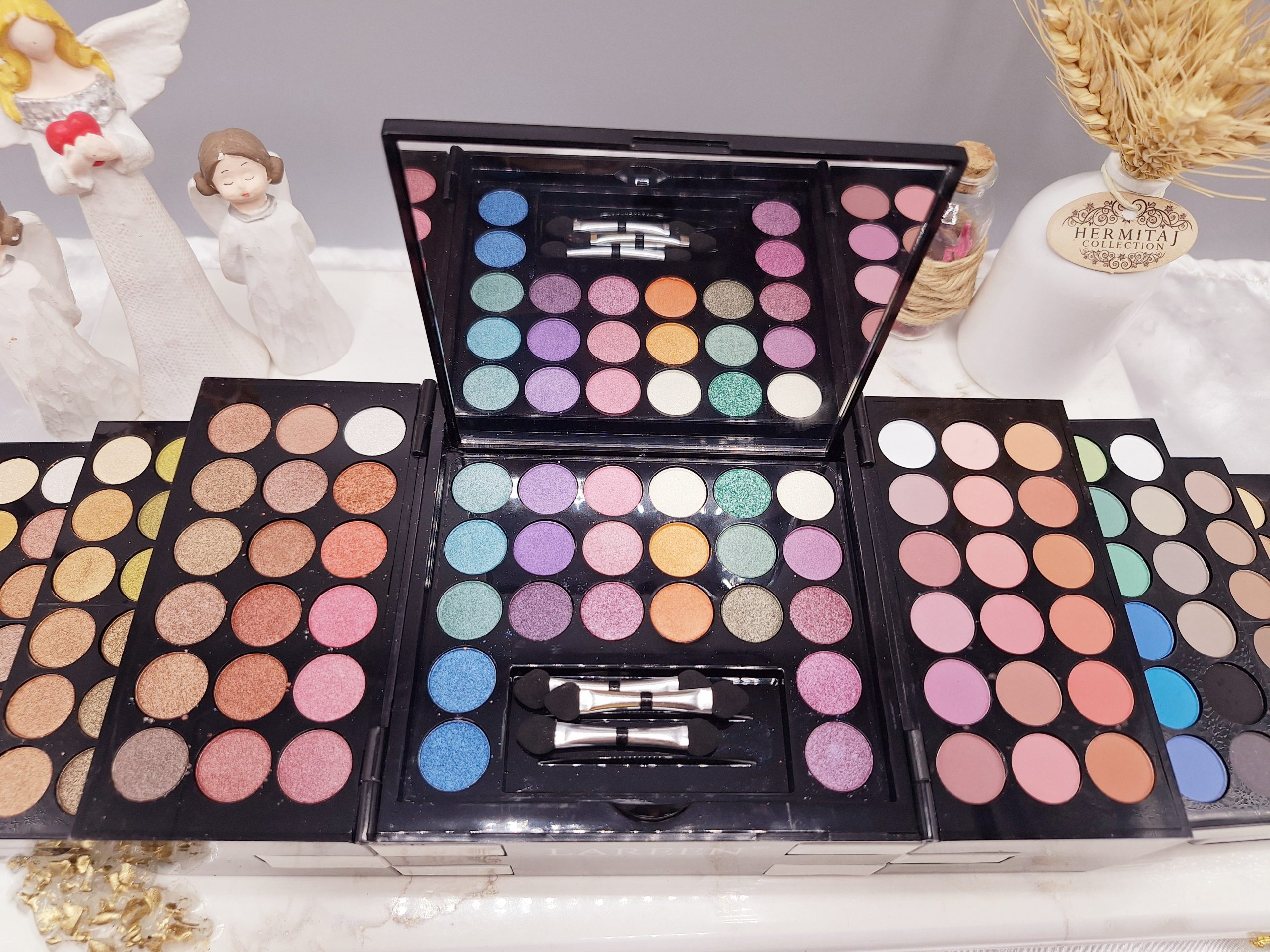 سایه حرفه ای چند طبقه کیفیت عالی مناسب میکاپ برند LAREEN کد 8964