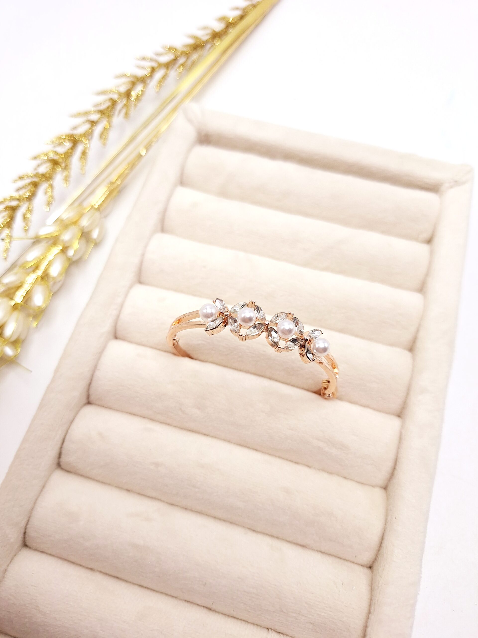 دستبند دخترانه پروانه مرواریدی طلایی