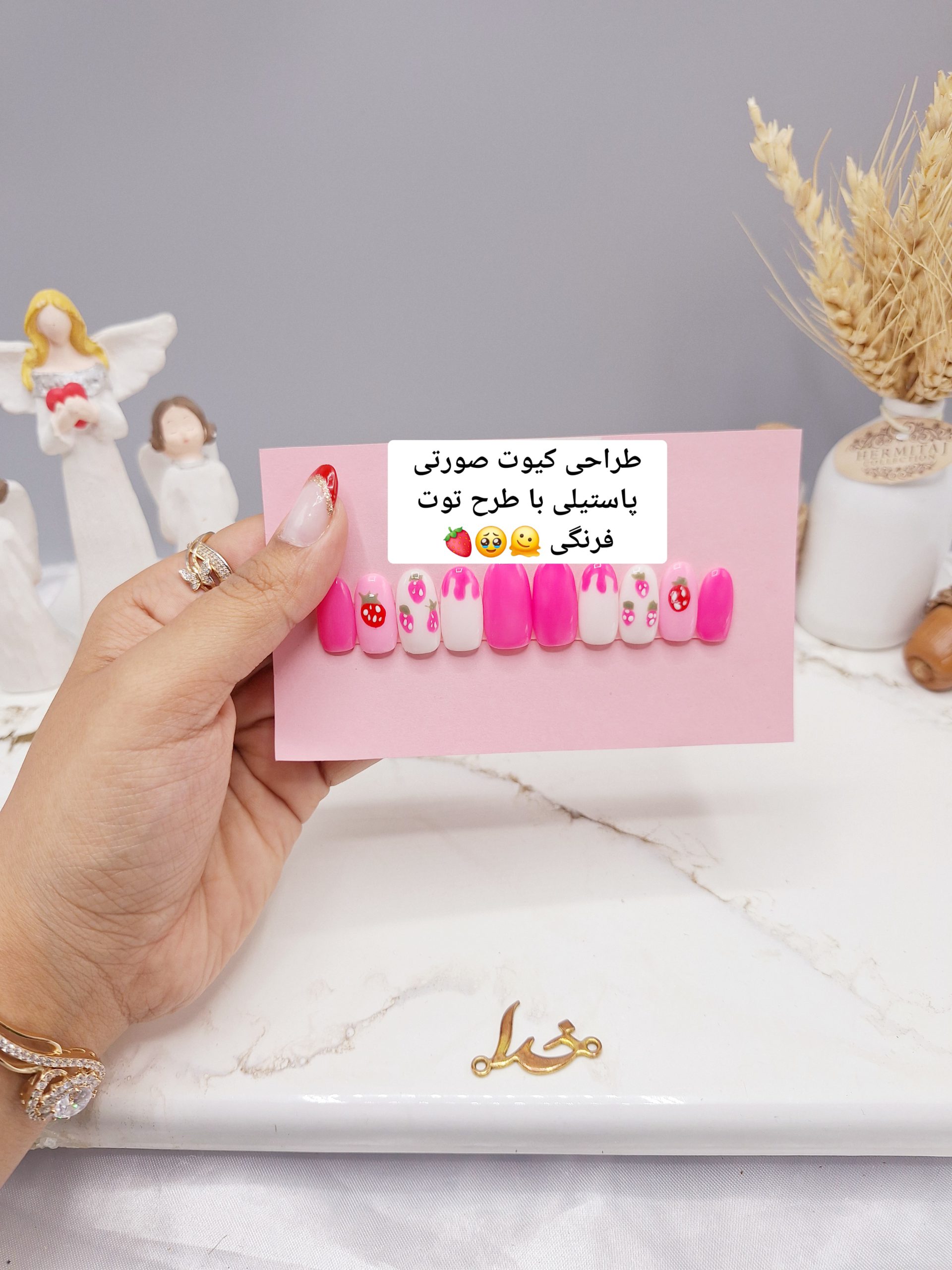 ناخن مصنوعی با مواد کاشت درجه ۱ طرح توت فرنگی رنگ صورتی و سفید (به همراه پک اختصاصی)