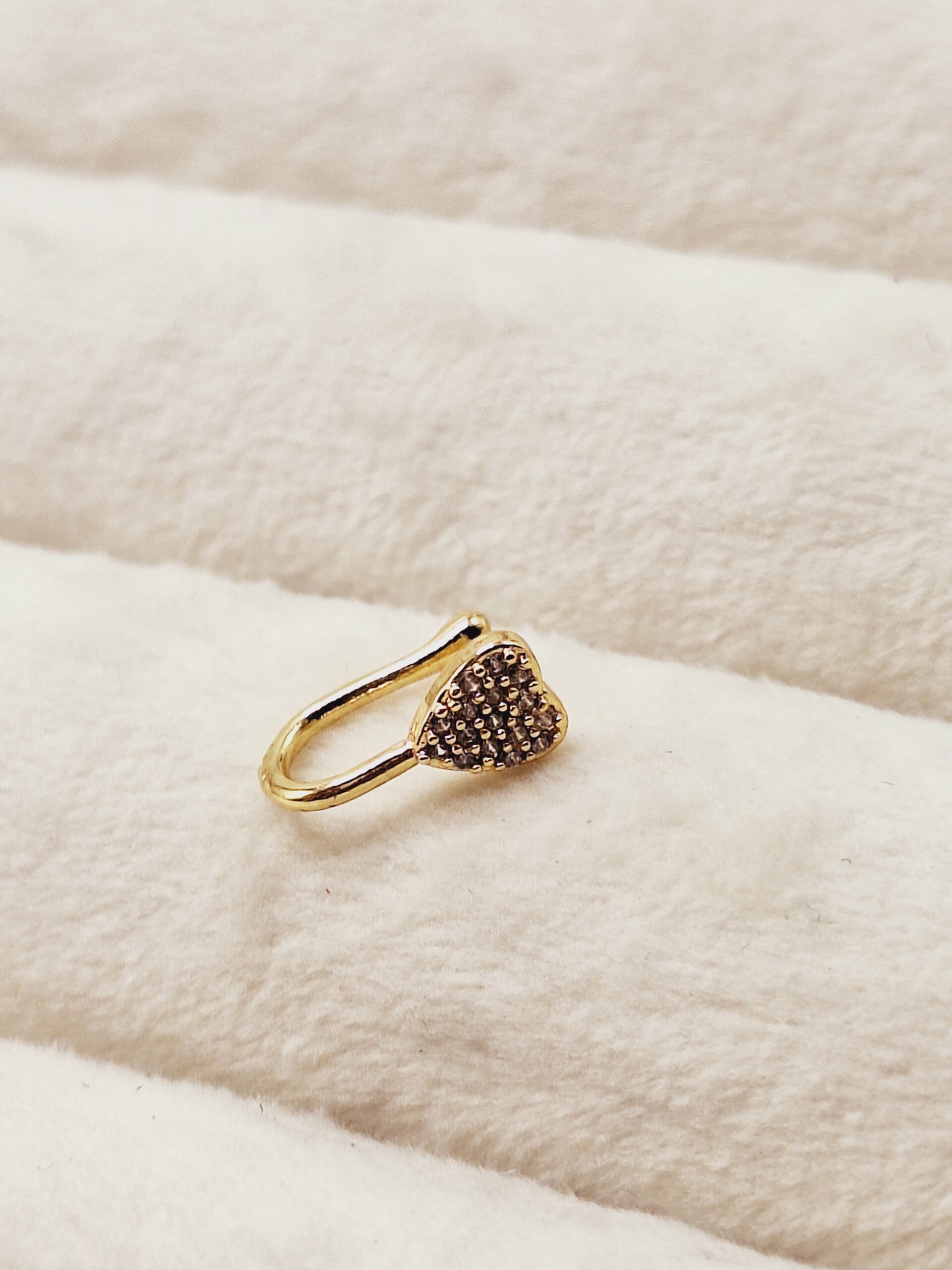 پرسینگ فیک بینی طرح نگین دار قلب طلایی