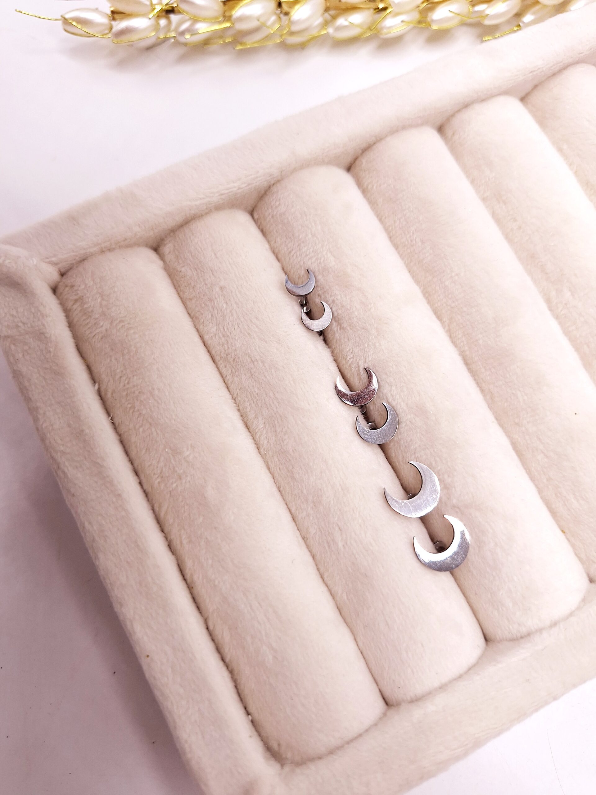 گوشواره میخی طرح ماه نقره ای استیل