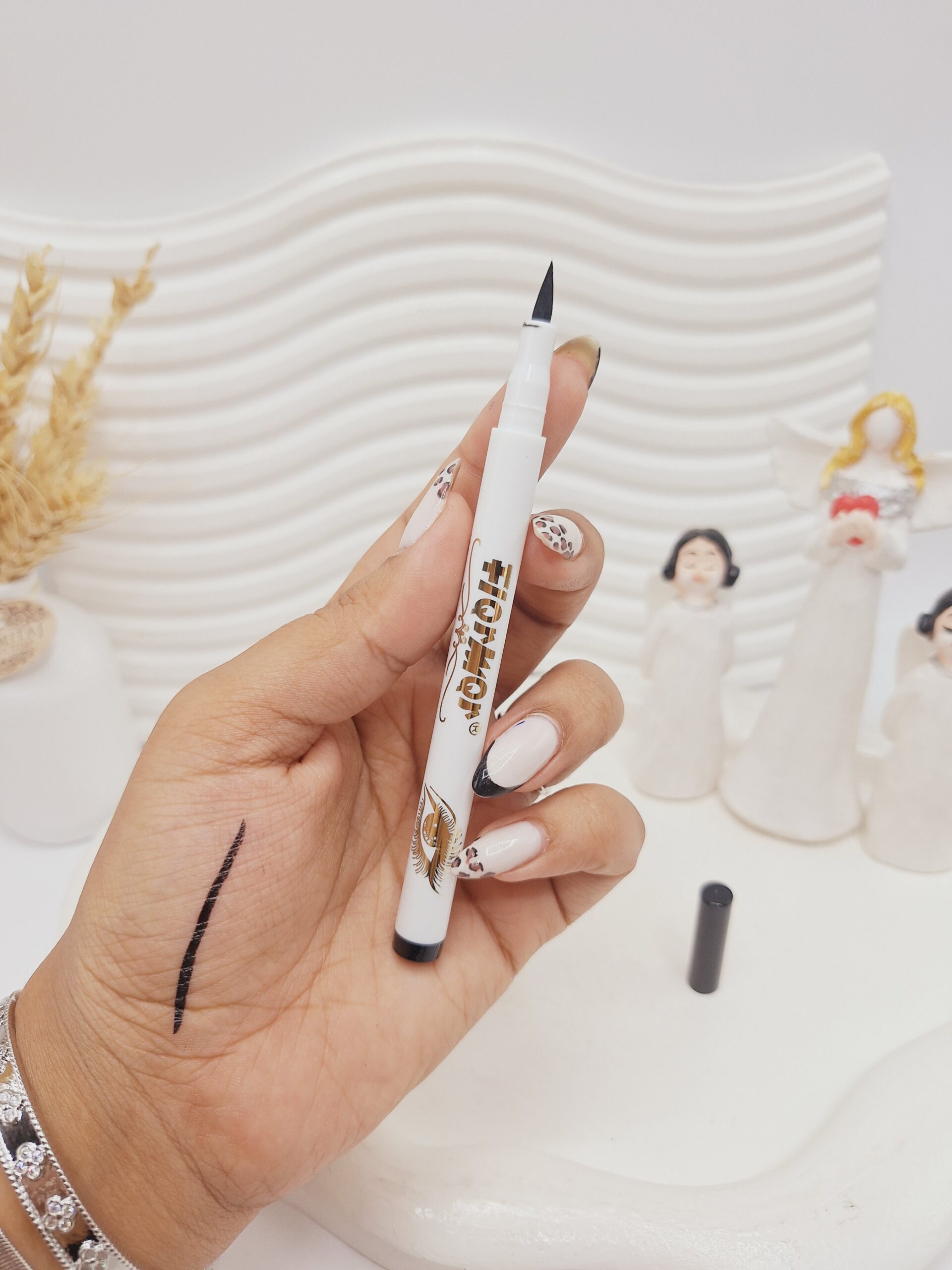 خط چشم ماژیکی رنگ مشکی فلورمار کد 6584