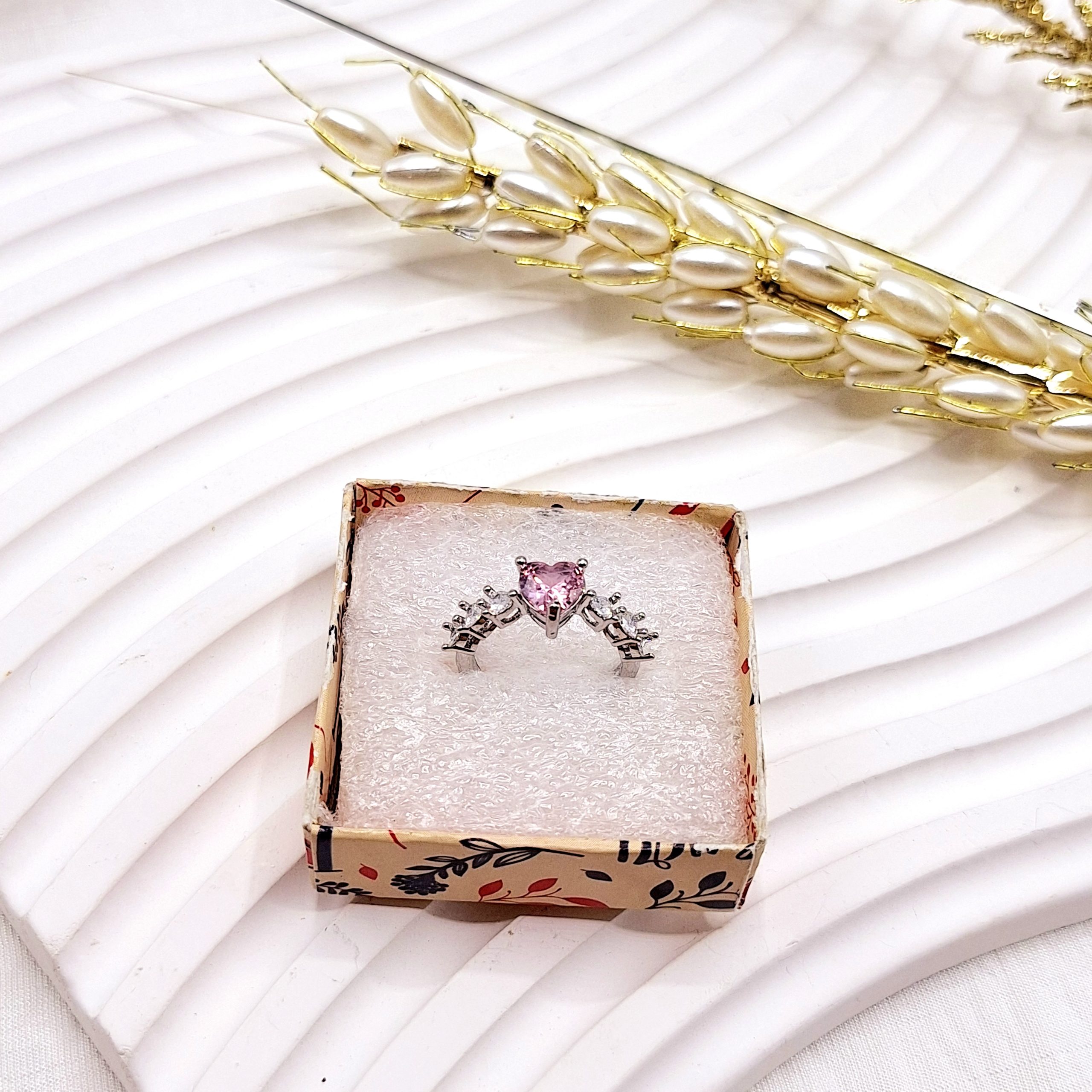 انگشتر پینترستی طرح قلب نگین صورتی