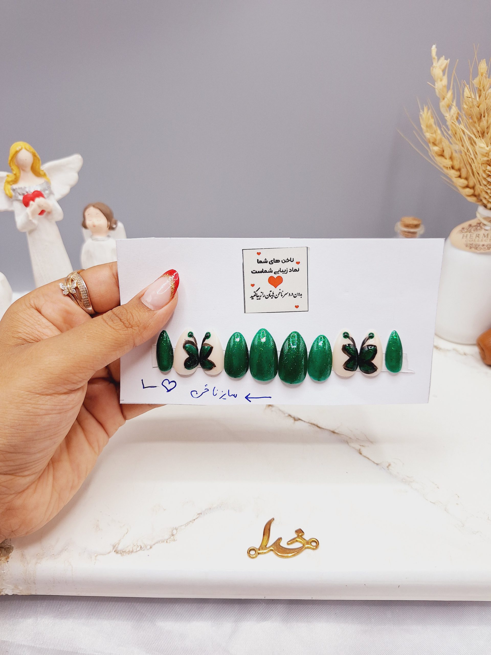 ناخن مصنوعی با مواد کاشت درجه 1 رنگ سبز و سفید طرح پروانه