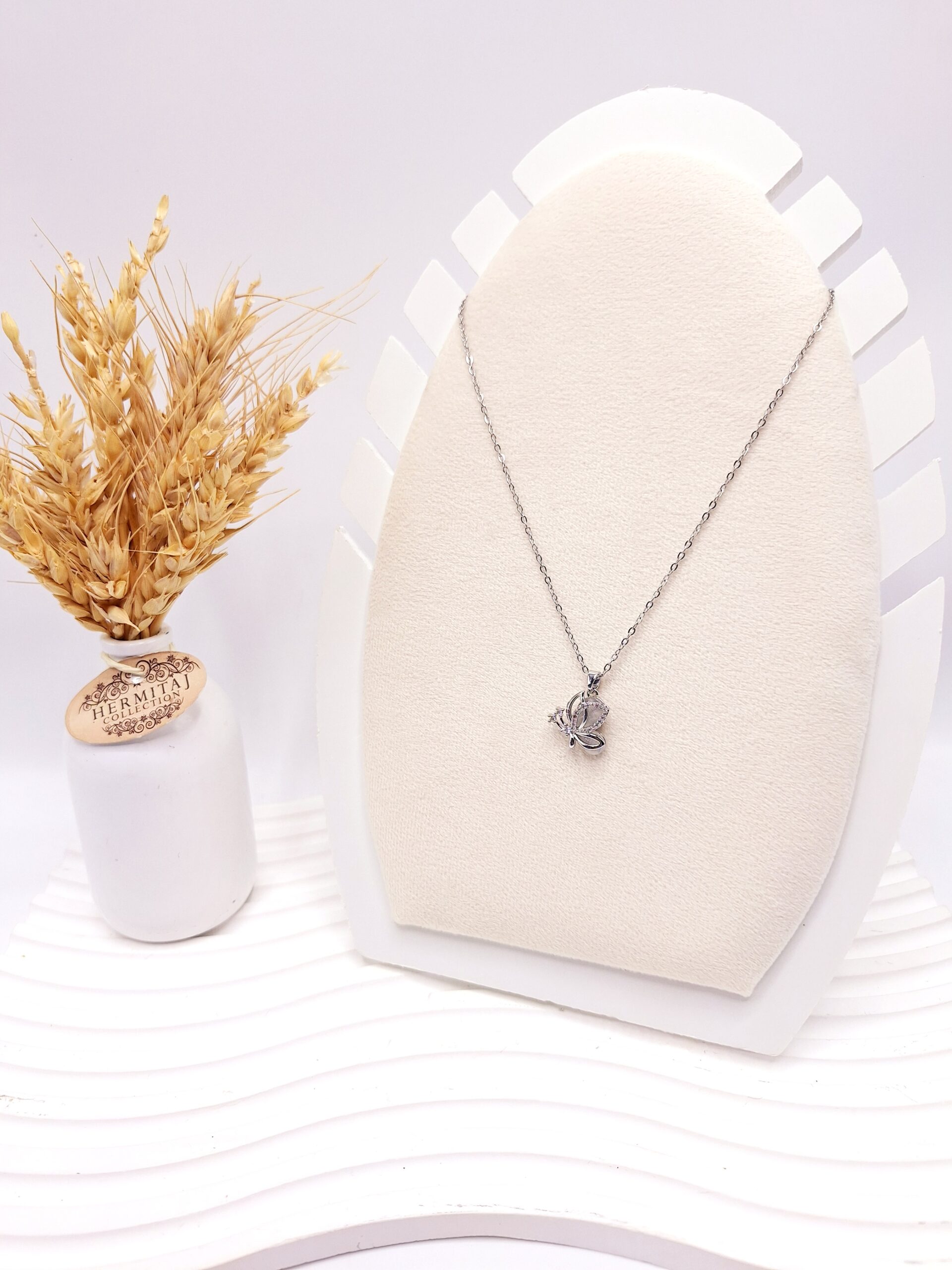 گردنبند پینترستی طرح پروانه شیشه ای نگین دار