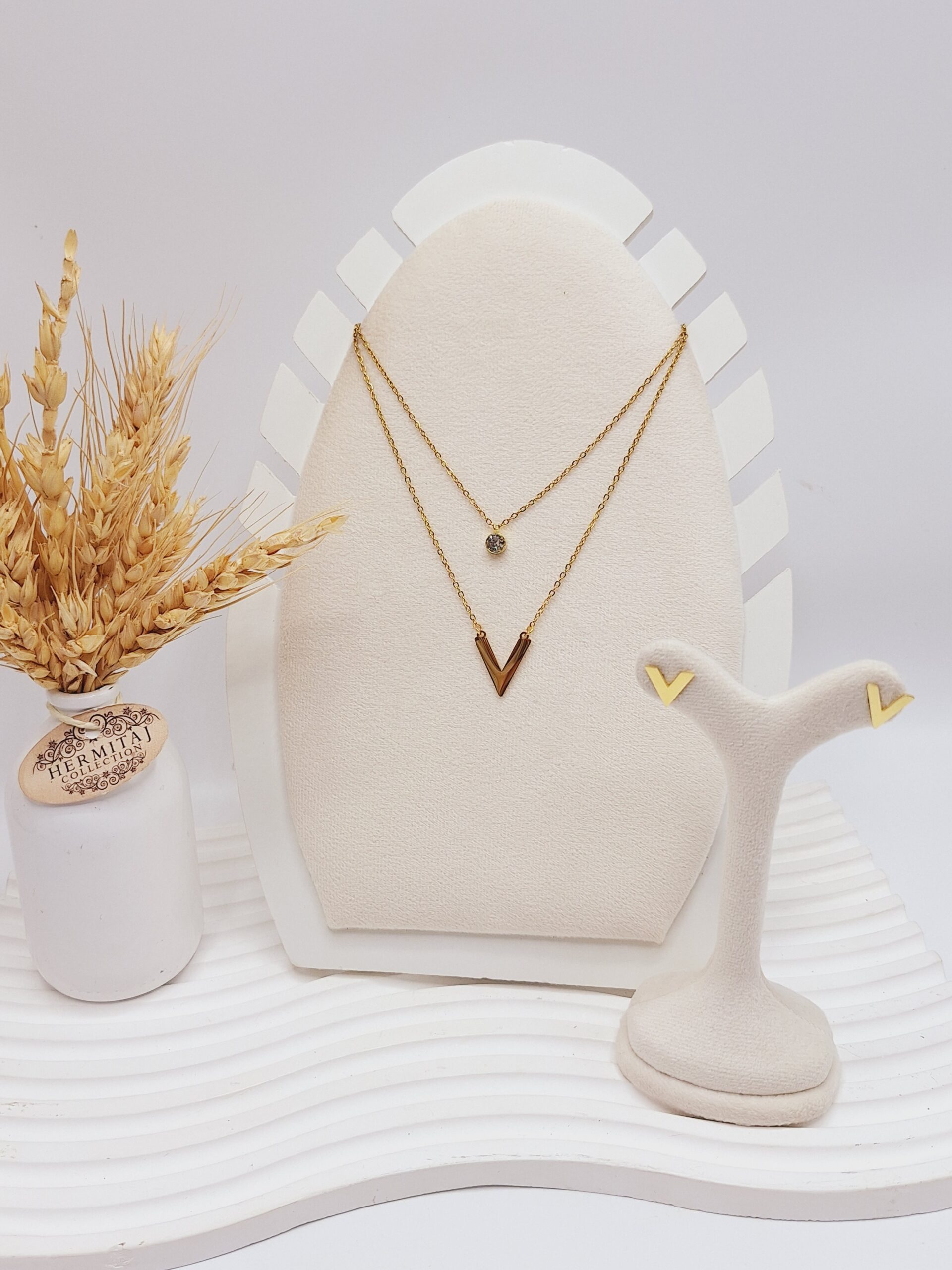 ست گوشواره و گردنبند طرح V طلایی استیل