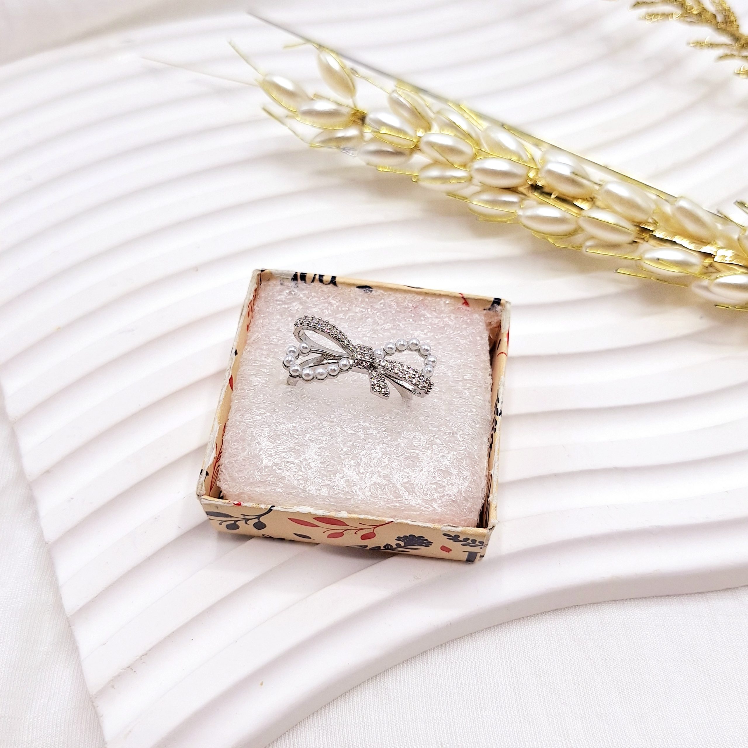 انگشتر پینترستی طرح پاپیون مرواریدی