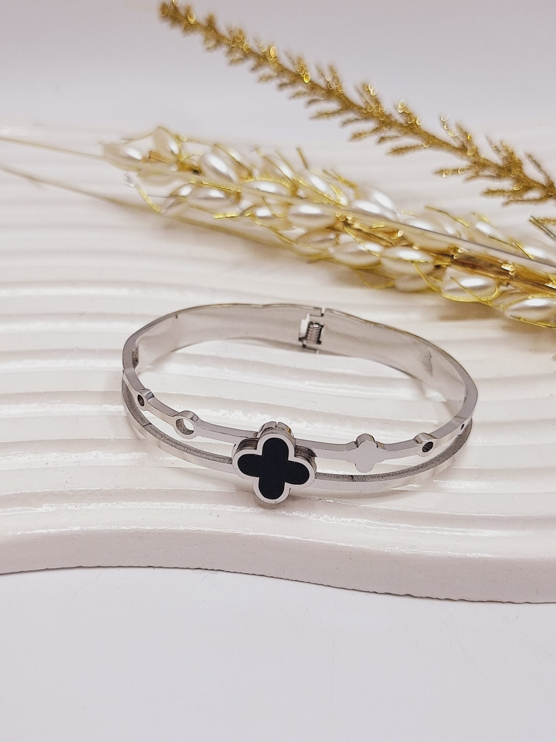 دستبند نقره ای طرح تک ونکلیف مشکی