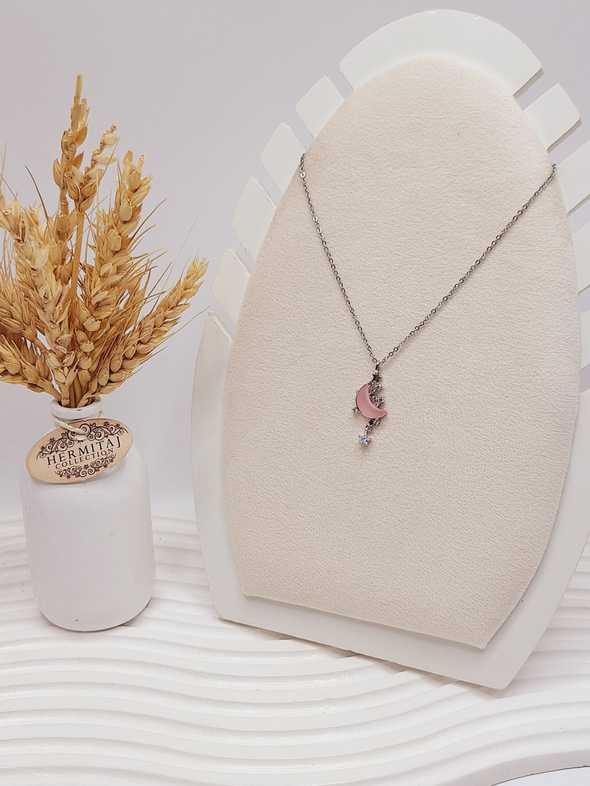 گردنبند پینترستی ماه آویز پروانه ای صورتی