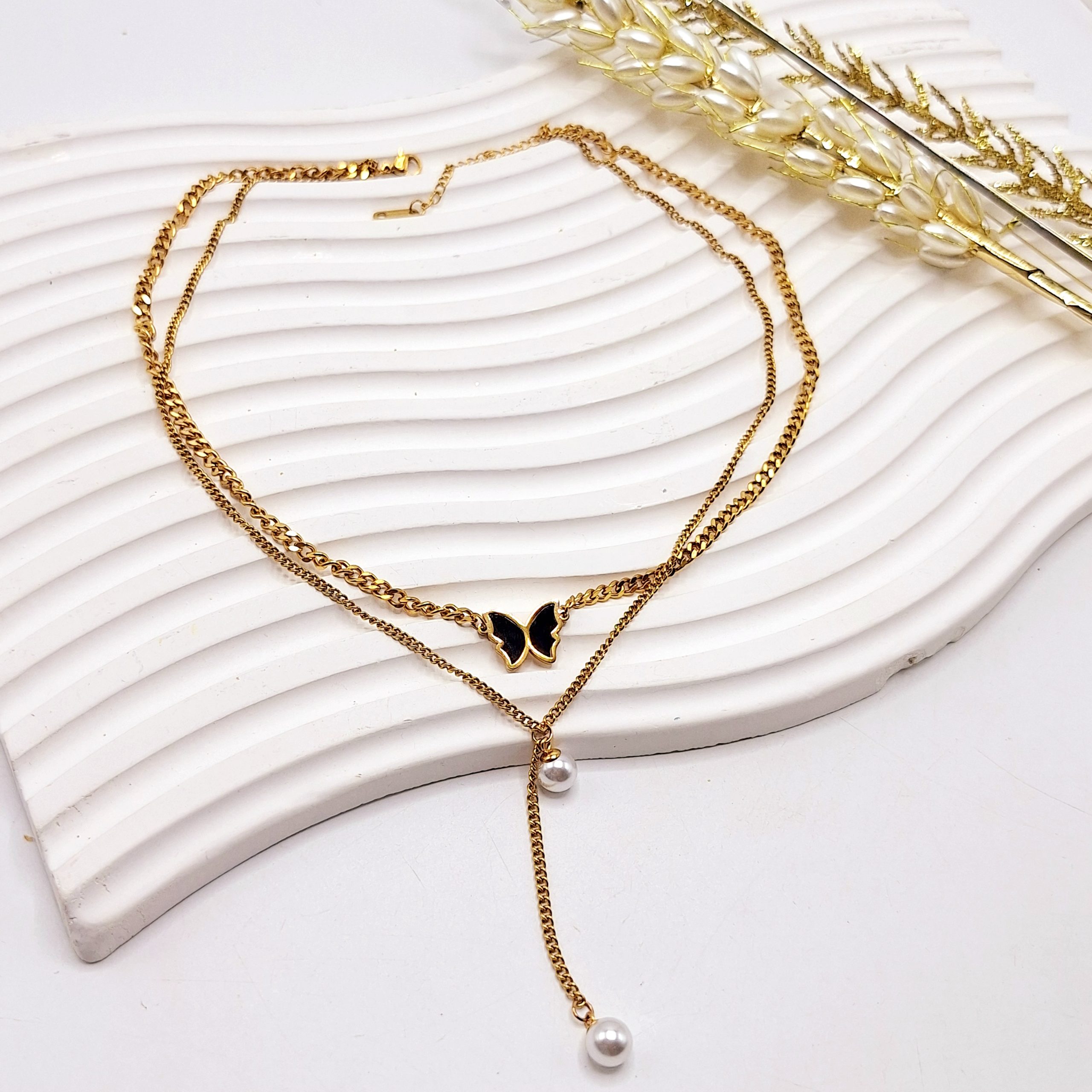 گردنبد دو لاین طرح پروانه مشکی با مروارید استیل