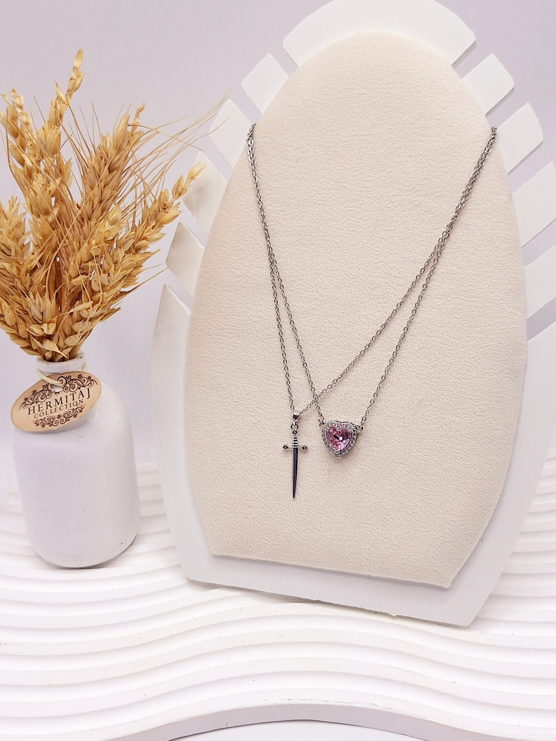 گردنبند پینترستی طرح قلب و شمشیر (رنگ صورتی )