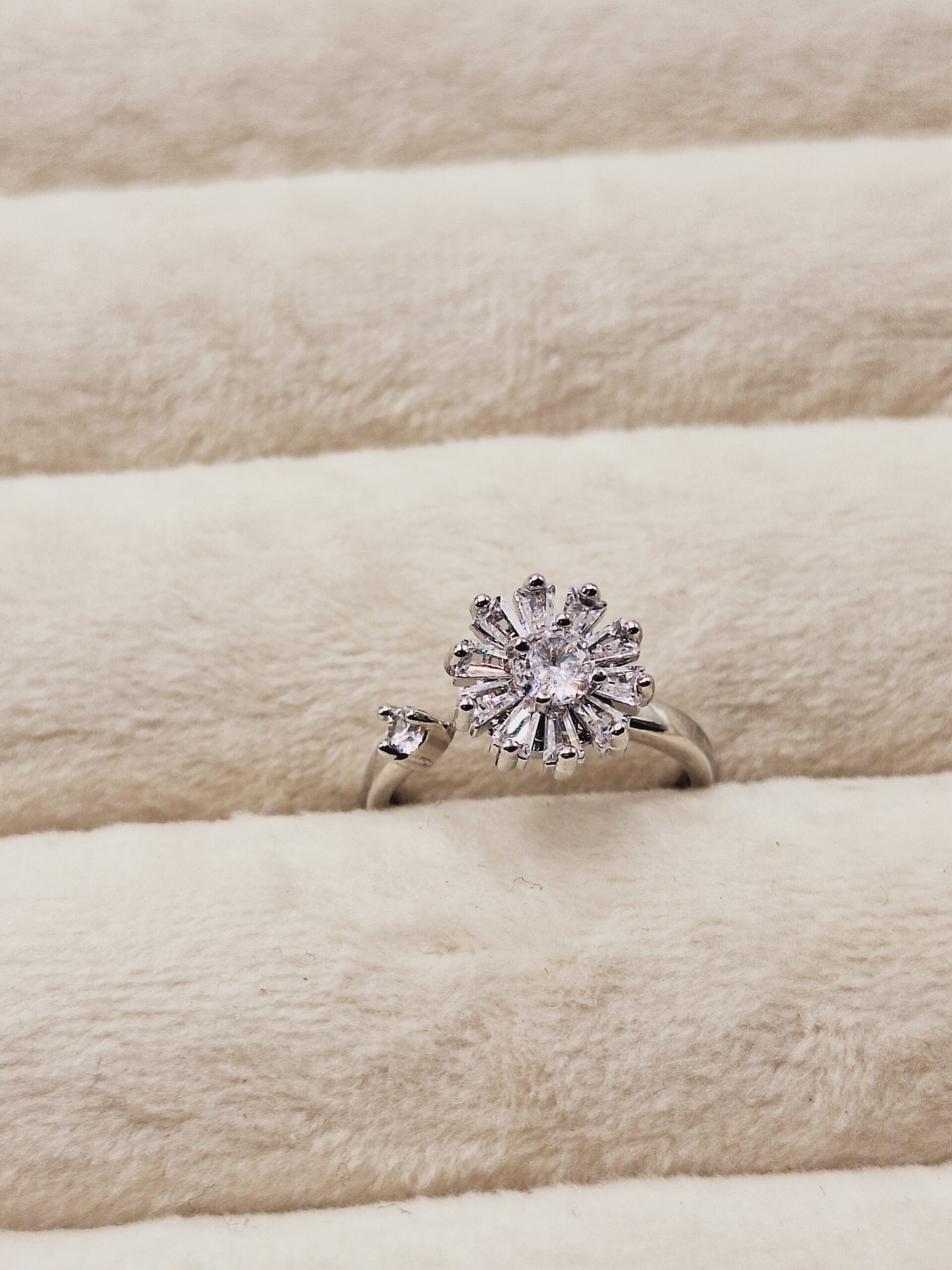 انگشتر جواهری طرح گل اسپینری(چرخان) فری سایز مدل جدید