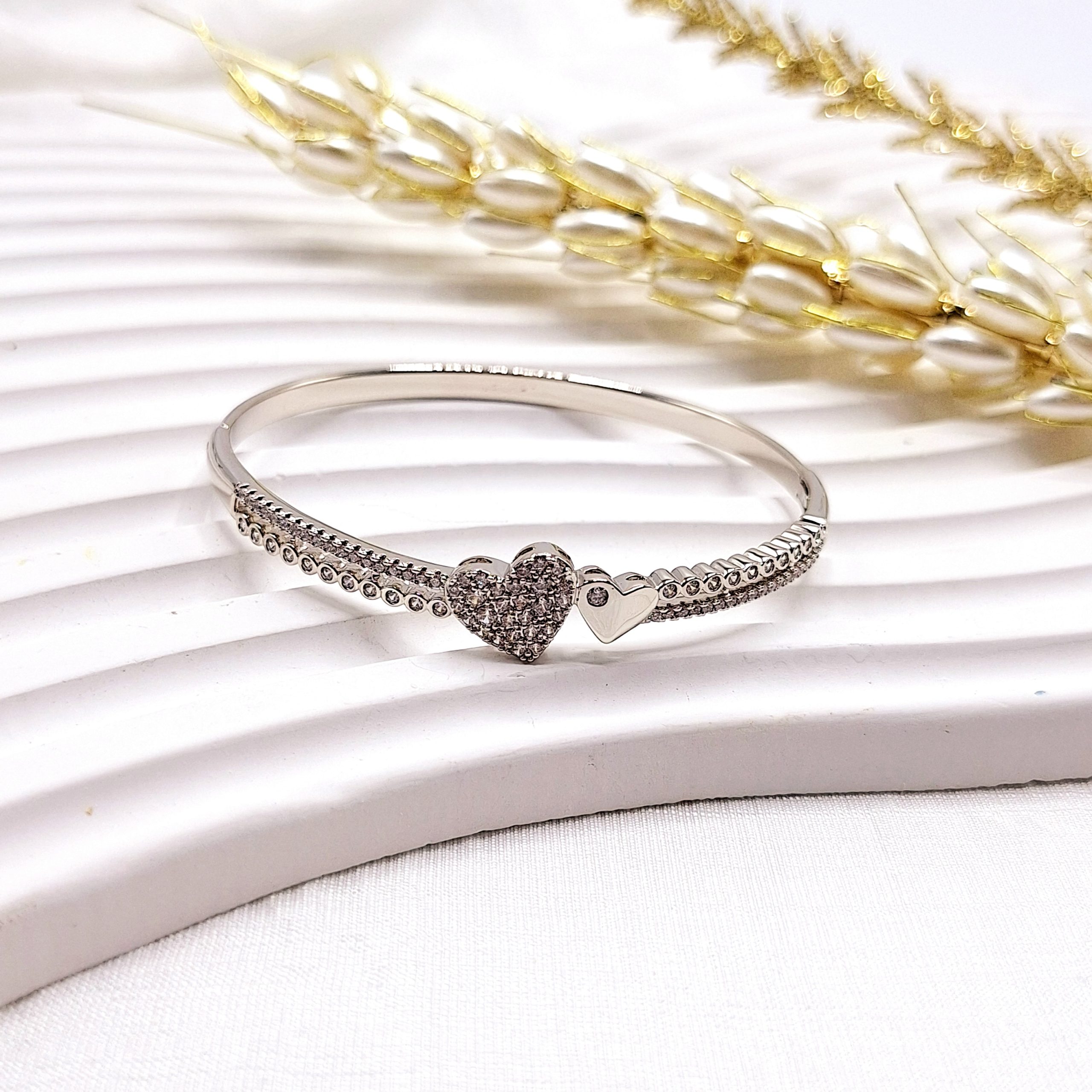 دستبند پینترستی طرح قلب دوتایی نقره ای نگین دار استیل رنگ ثابت