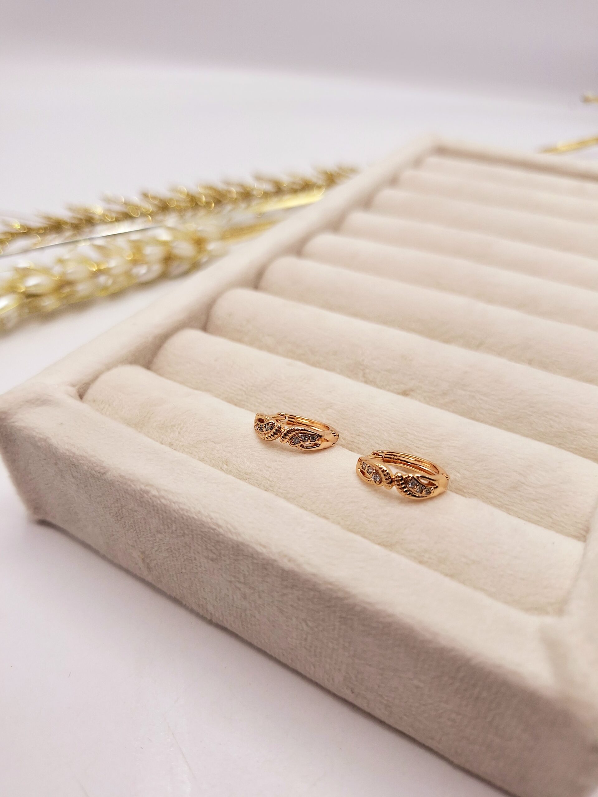 گوشواره طلایی طرح شاخه ای نگین دار برند ژوپینگ