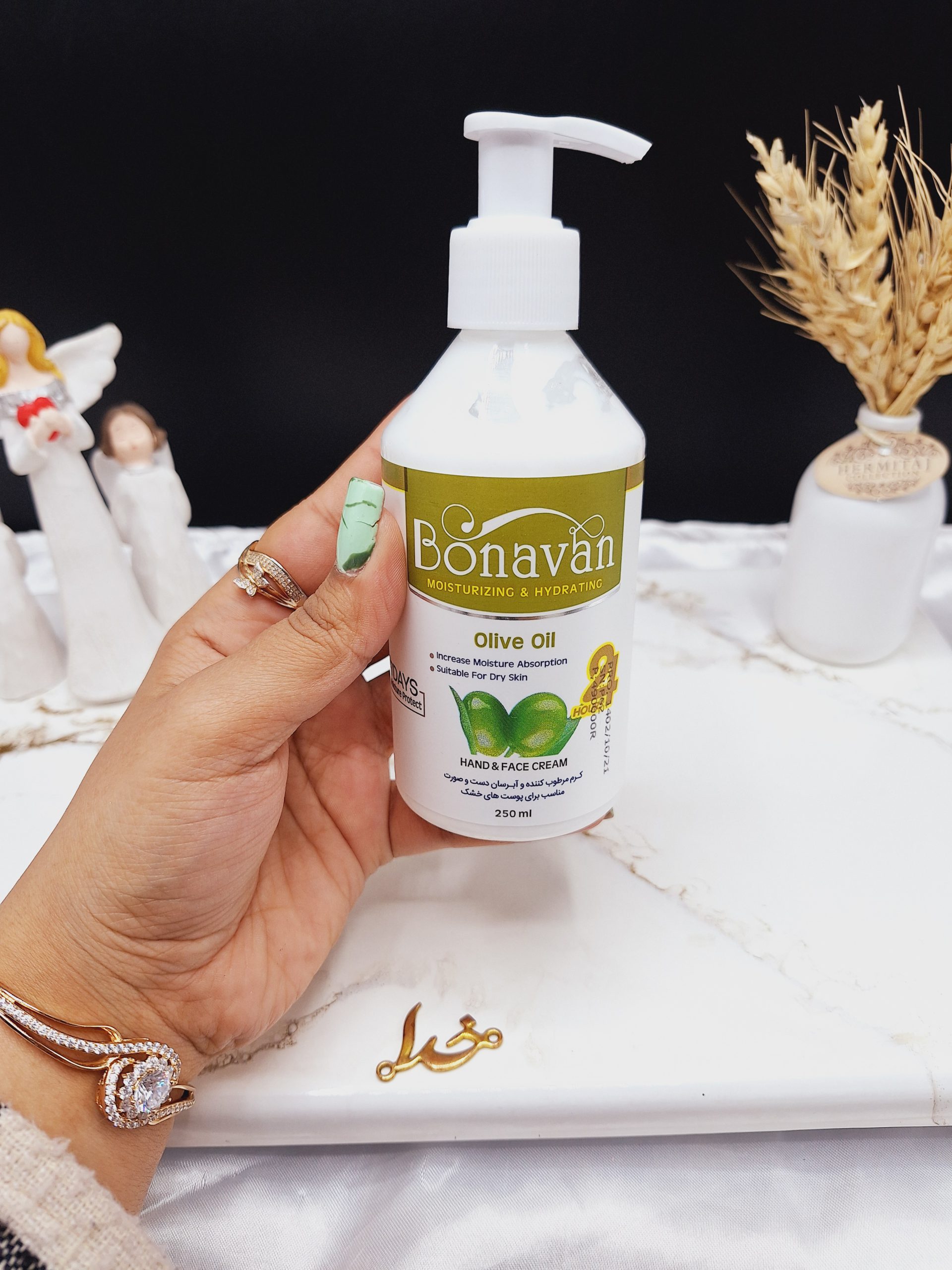 کرم مرطوب کننده پمپی دست و صورت رایحه زیتون برند بناوان BONAVAN
