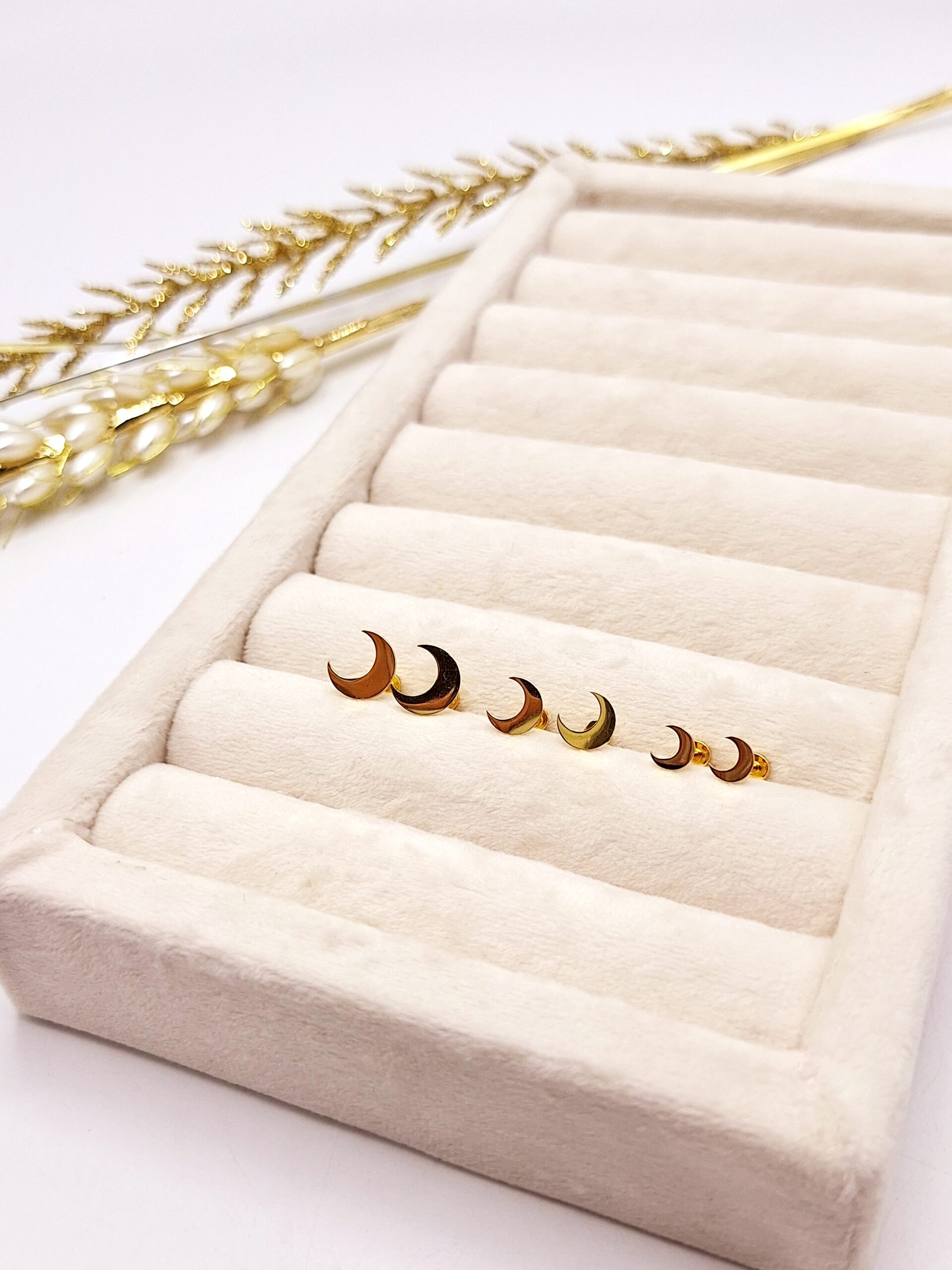 گوشواره میخی طرح ماه طلایی استیل