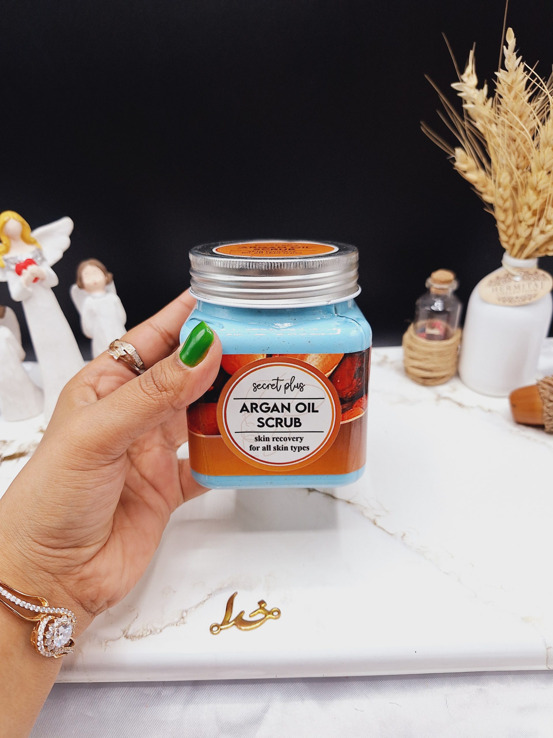 اسکراب لایه بردار تیرگی رایحه روغن آرگان ARGAN OIL برند secret plus حجم 500ml