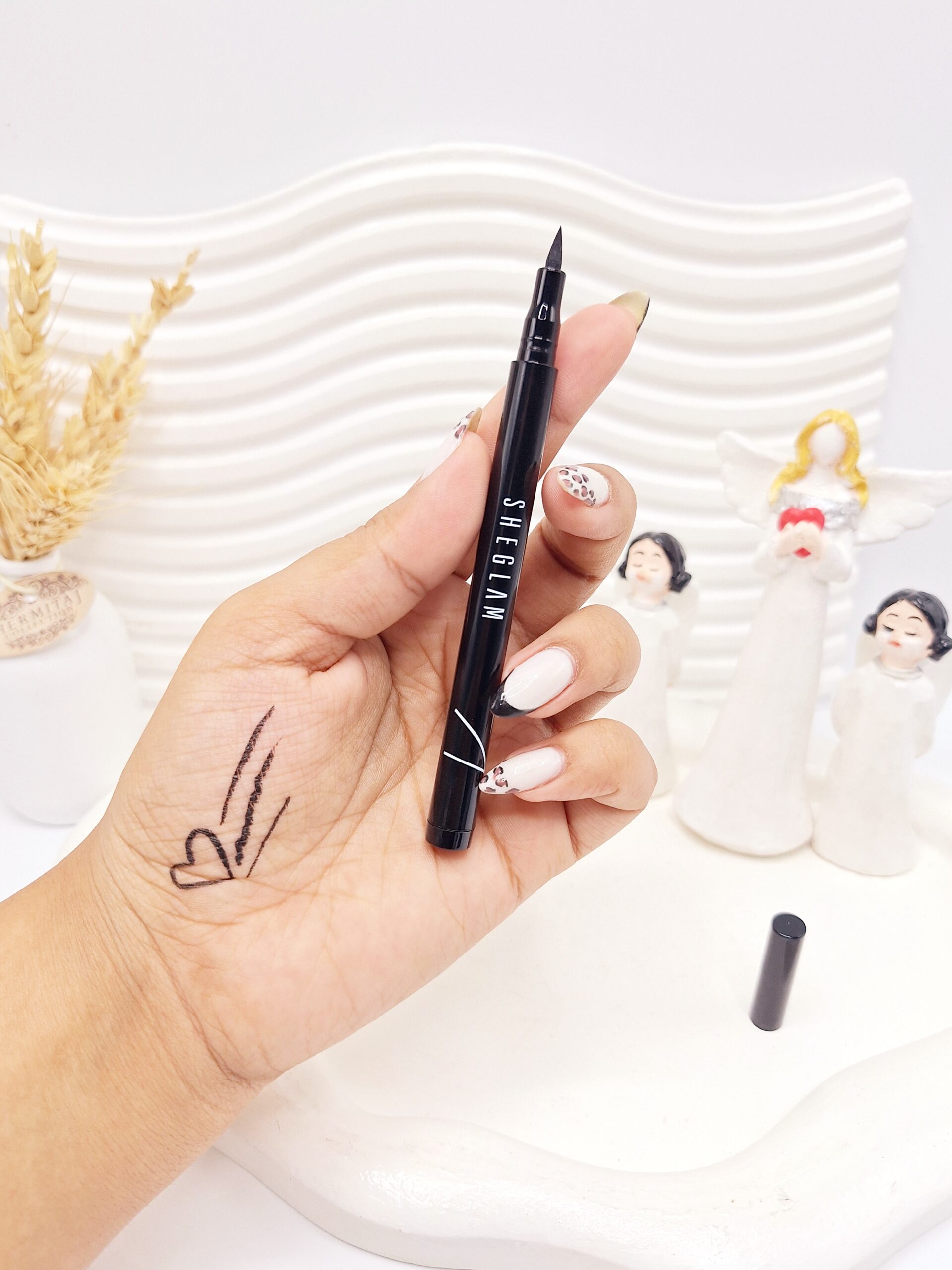 خط چشم ماژیکی بدنه مشکی شیگلم SHEGLAM