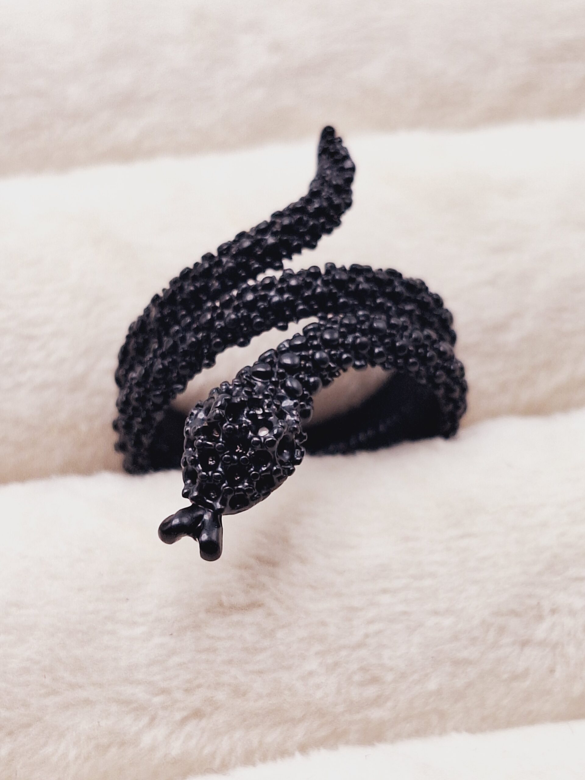 انگشتر برجسته طرح مار رنگ مشکی