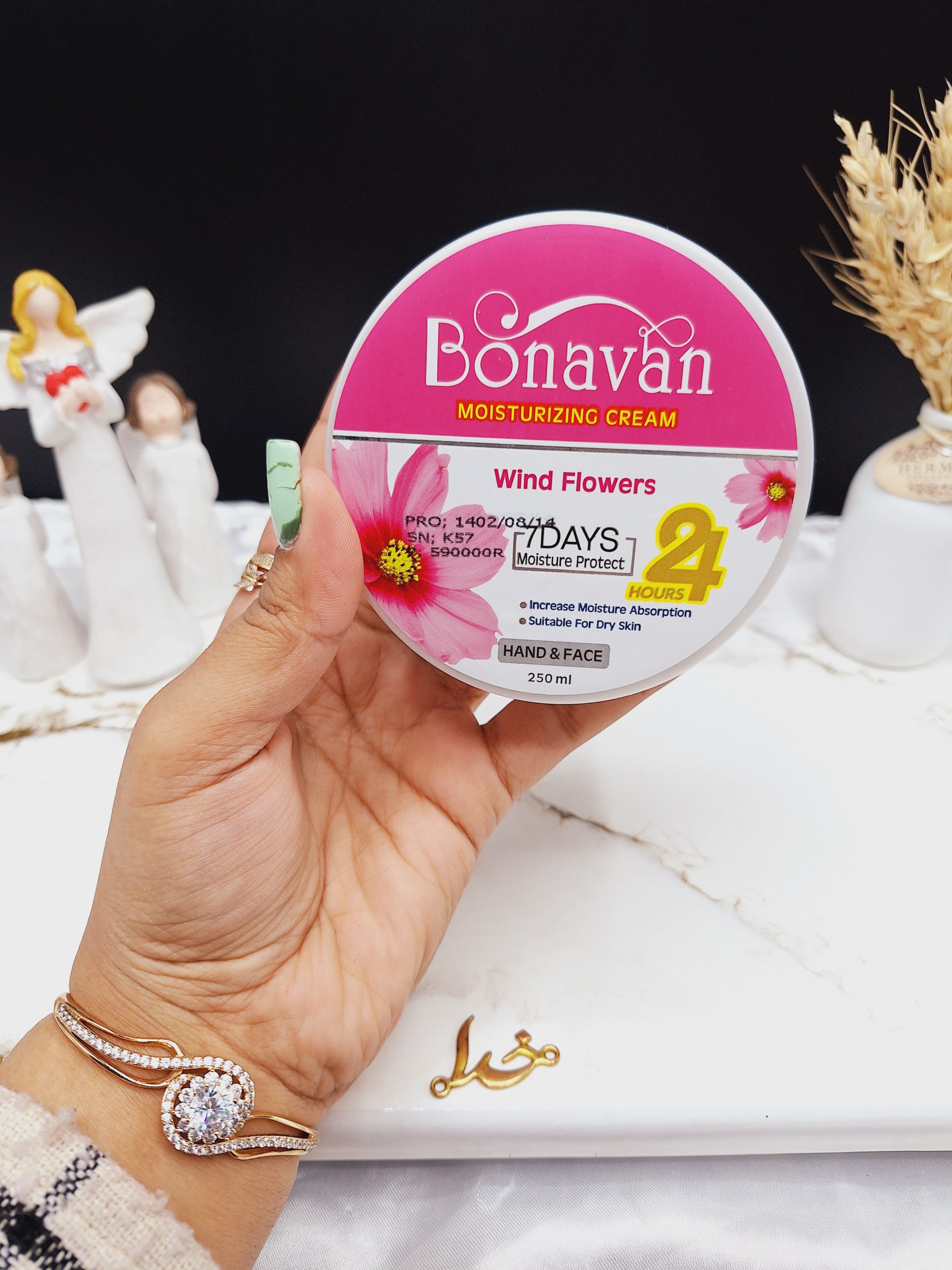 کرم مرطوب کننده کاسه ای دست و صورت رایحه گل ها صحرایی برند بناوان BONAVAN