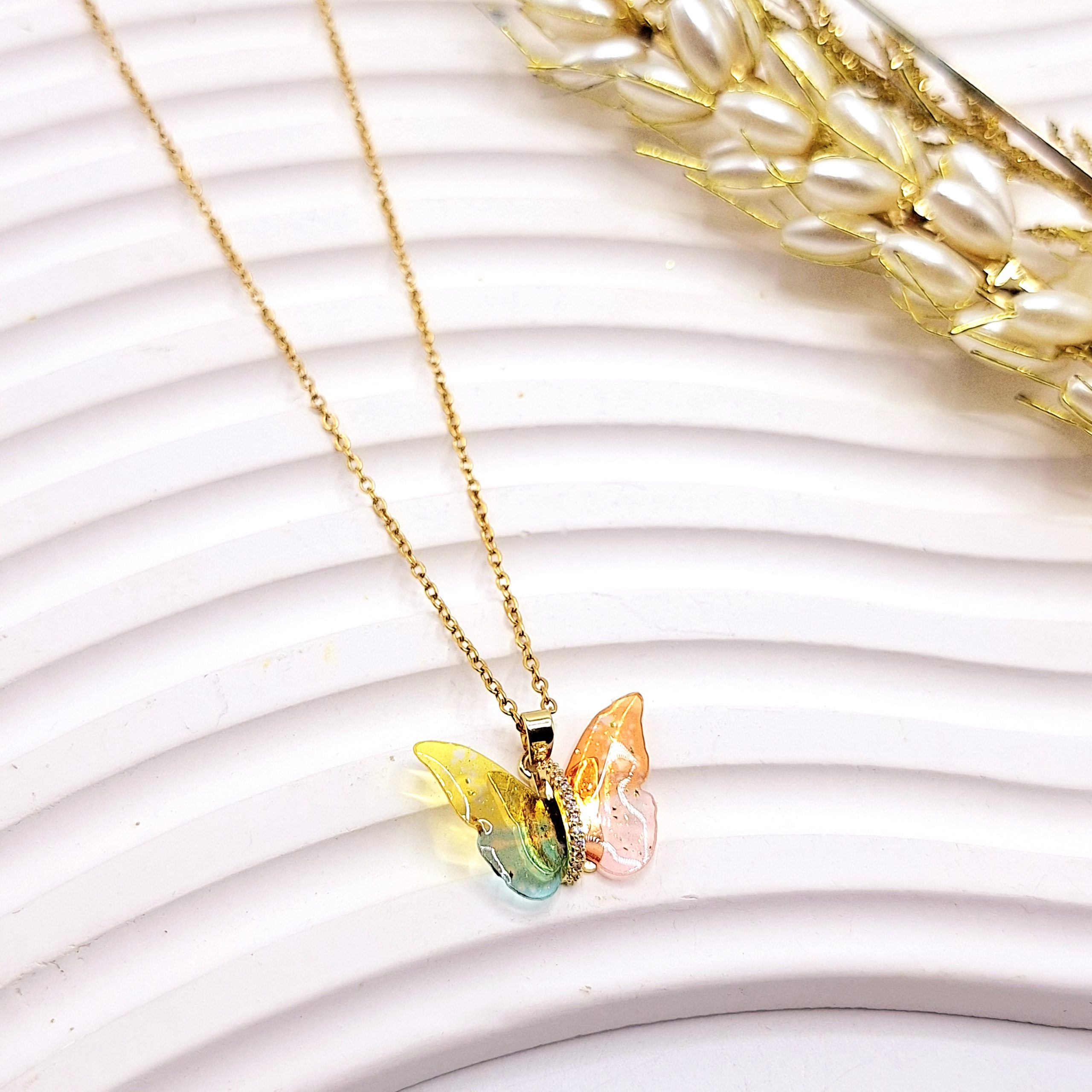 گردنبند زنانه طرح پروانه شیشه ای کهکشانی