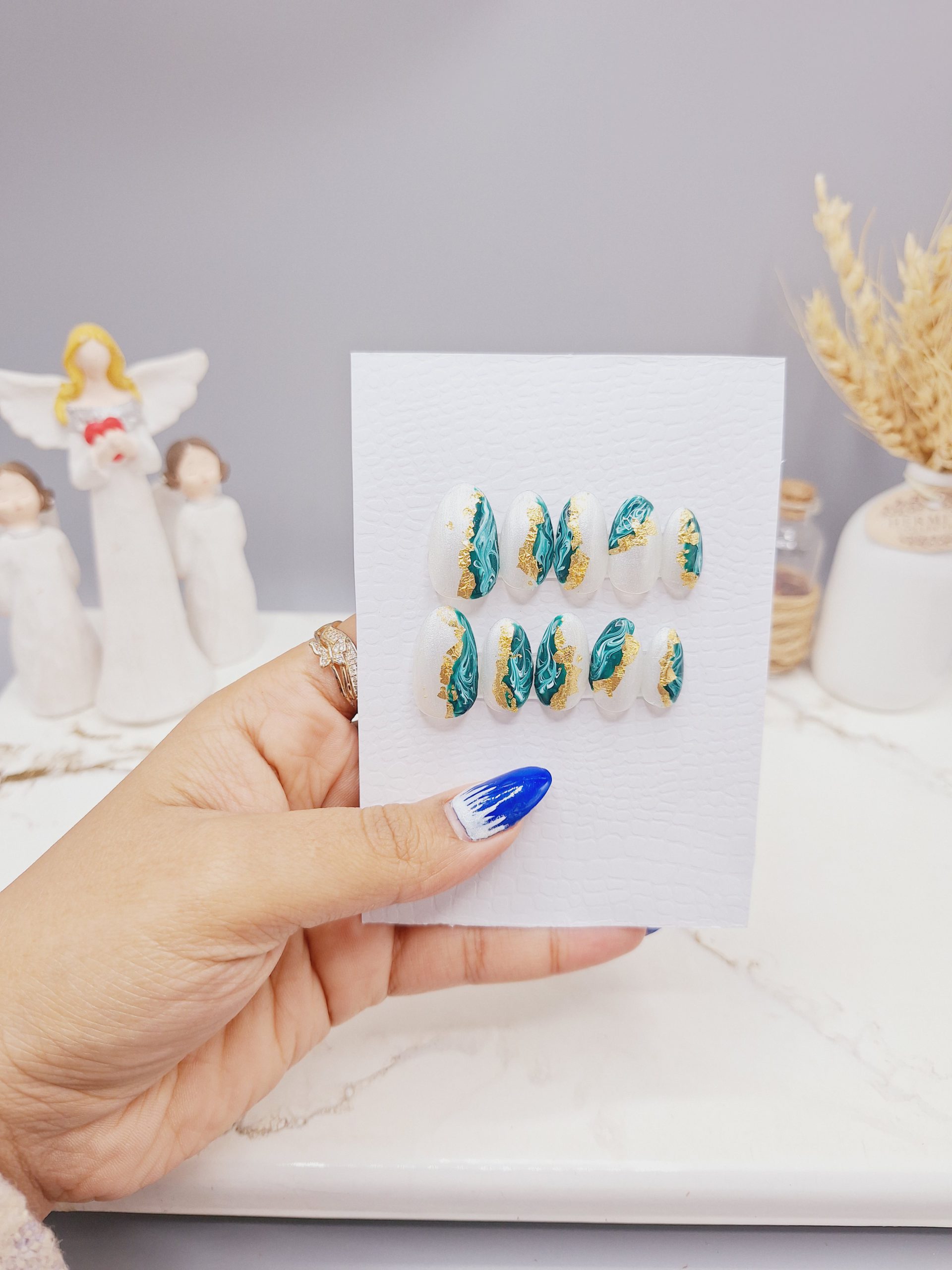 ناخن مصنوعی با مواد کاشت درجه ۱ طرح ورق طلا زمردی (به همراه پک اختصاصی)